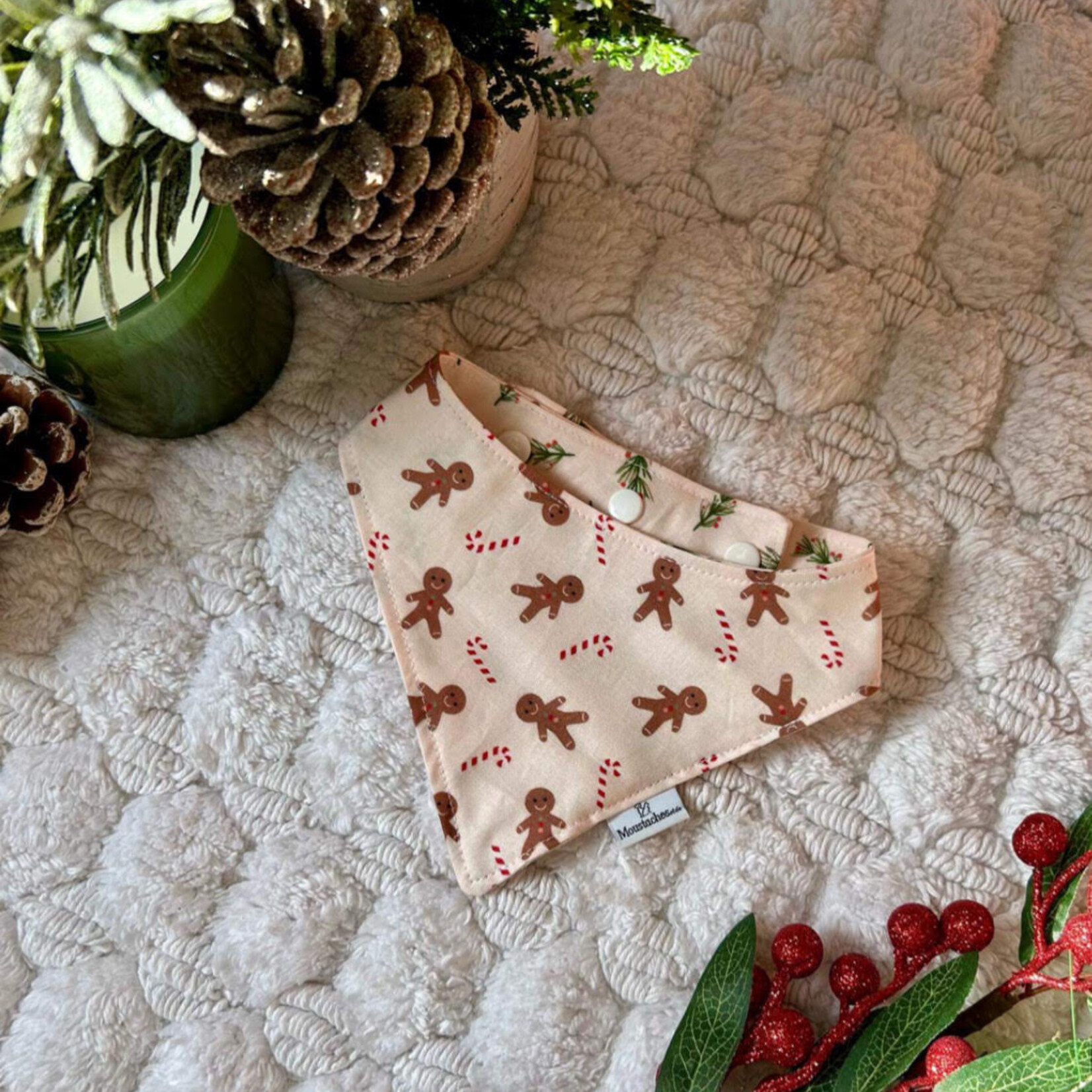 Reversible Christmas scarf for dogs and cats – a Quebec creation!