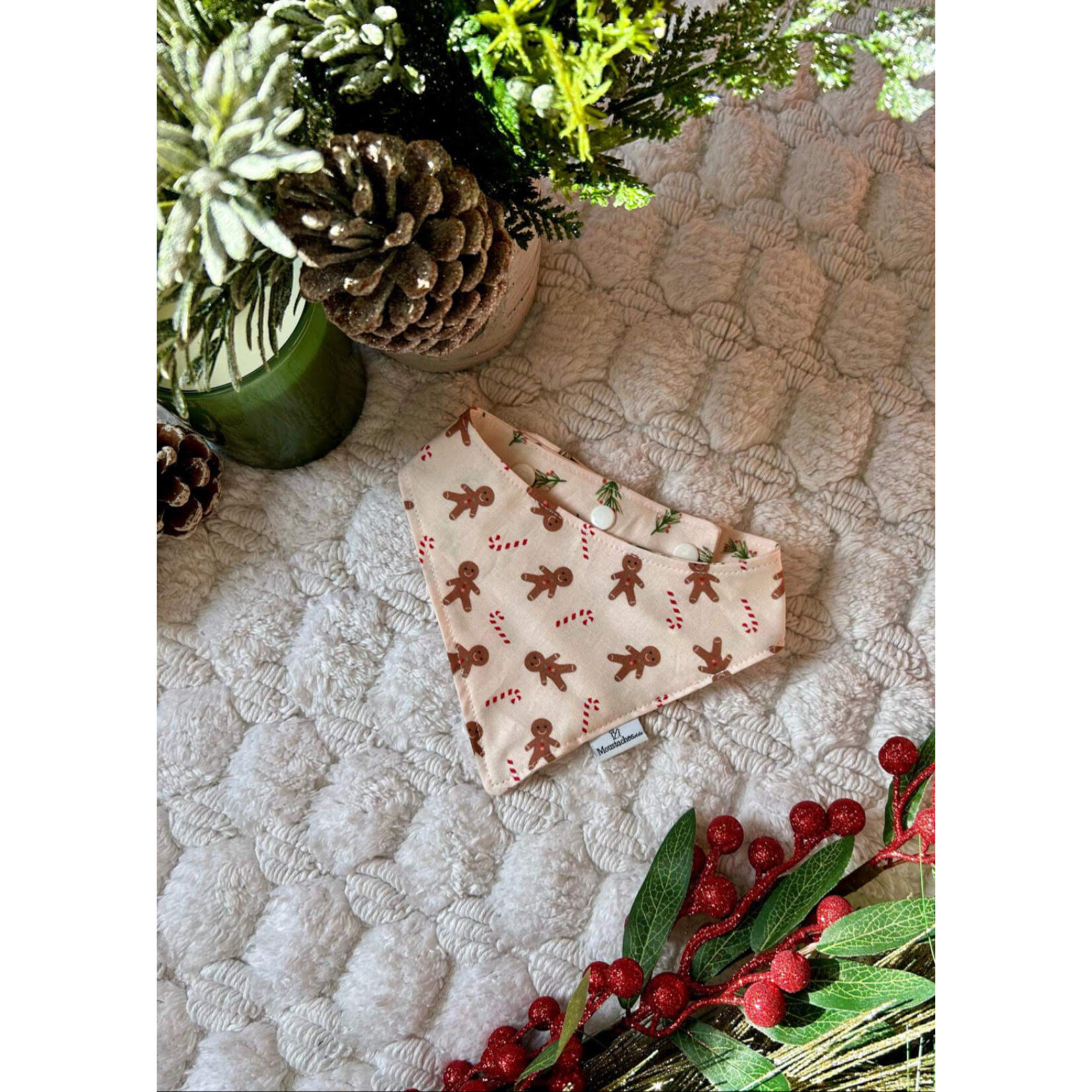 Reversible Christmas scarf for dogs and cats – a Quebec creation!