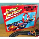 JOHNNY LIGHTNING 24' DOUBLE LOOP RACEWAY REMOTE CONTROL ELECTRIC 1:43 SCALE SLOT RACE SET AUTO WORLD | EXCLUSIVE # JLRS001