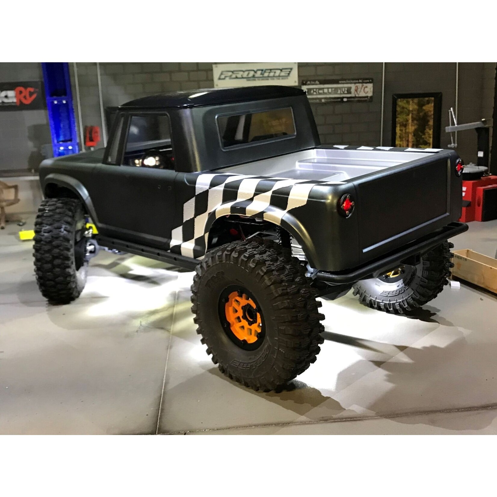 MyTrickRC #MYK-VS410HB MyTrickRC Vanquish VS4-10 and Phoenix Light Kit HB-2