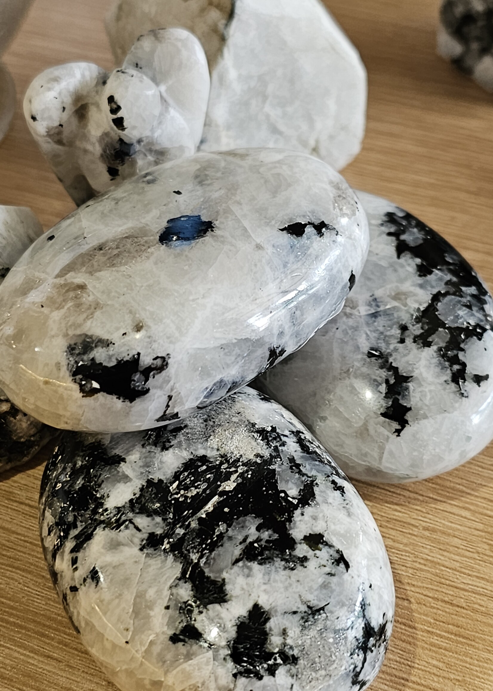 Rainbow Moonstone Palm Med 2.5x2x0.5