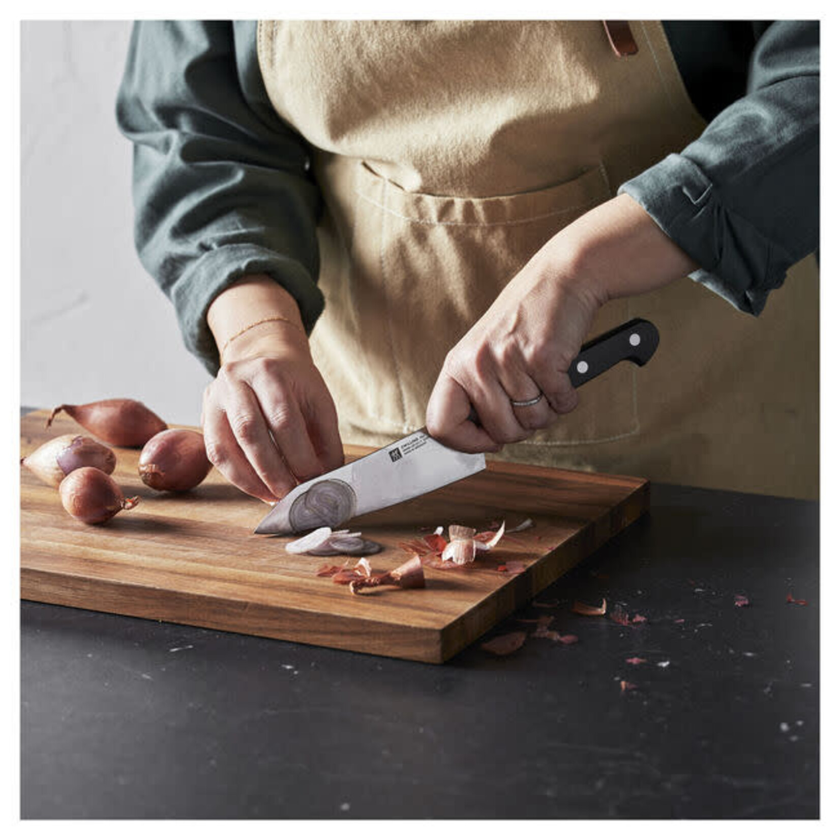 ZWILLING J.A. HENCKELS Santoku à bascule de 5,5 pouces