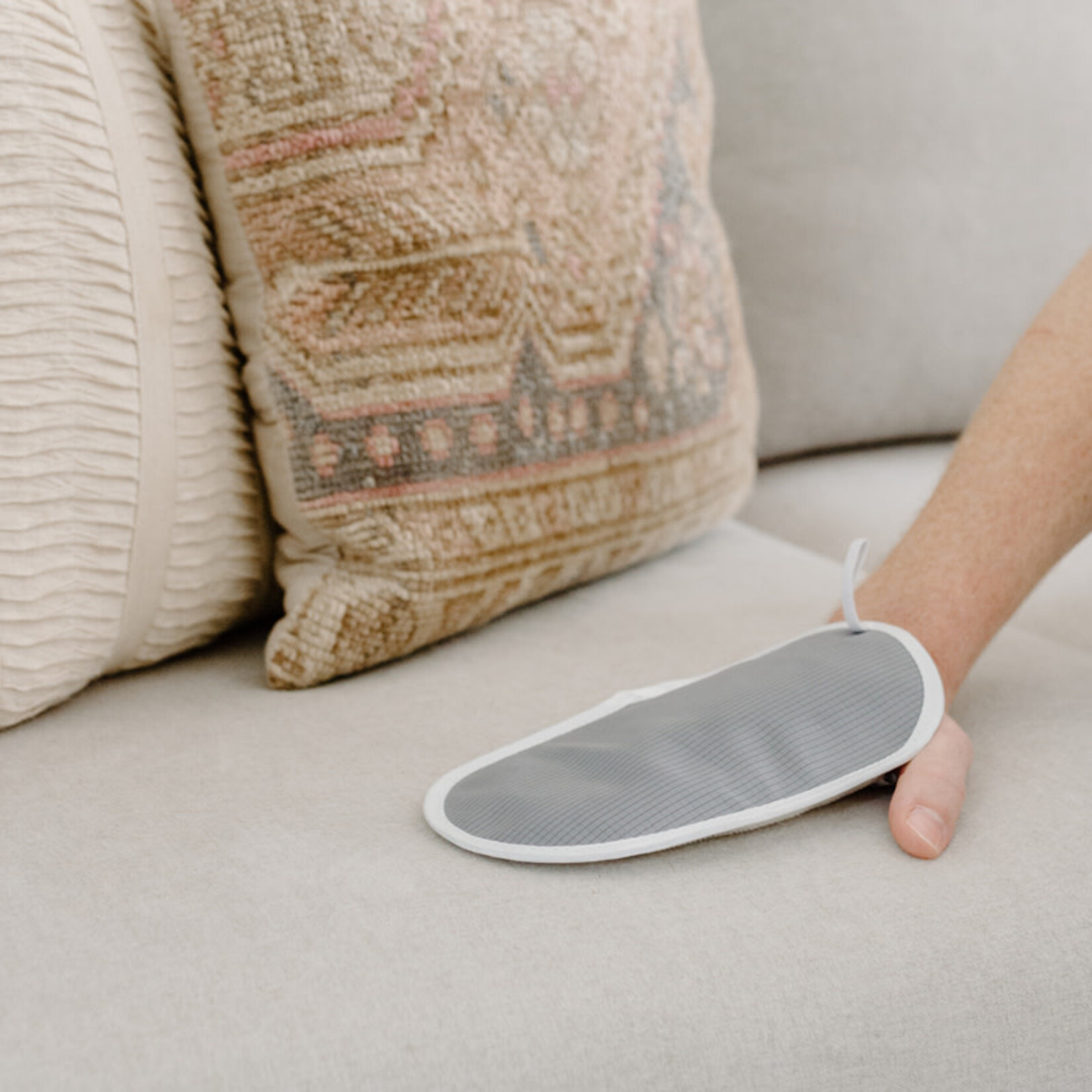 LOADS OF FUN Anti-Static Lint Removing Mitt