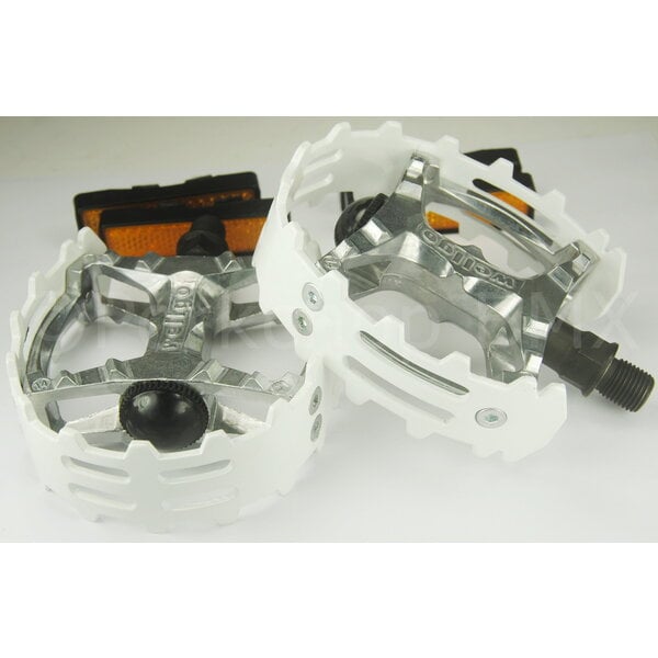 Wellgo ***BLEMISH*** Wellgo XC-II style bear trap alloy BMX bicycle pedal 9/16" WHITE ***BLEMISH***