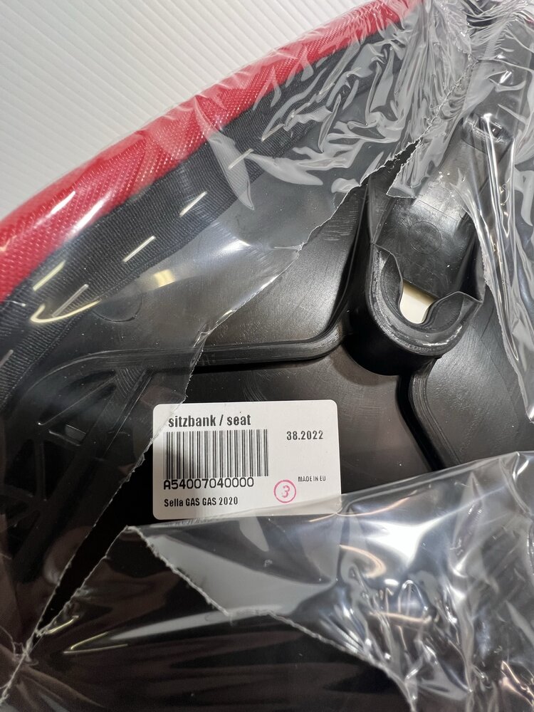 KTM / GASGAS / HUSQVARNA A54007040000 GASGAS OEM RED SEAT CPL. MC 125-450 '21-'23