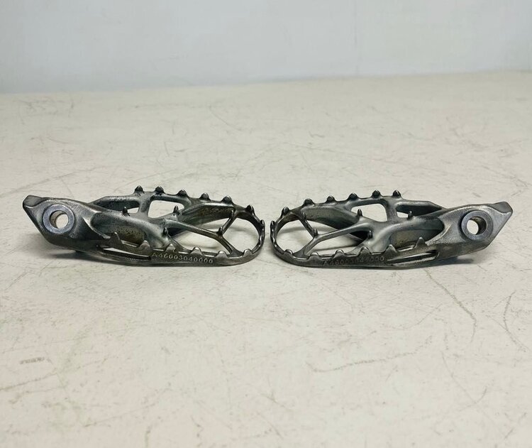 KTM / GASGAS / HUSQVARNA A46003037033 KTM FOOT PEGS 125-450 XC '23-'24