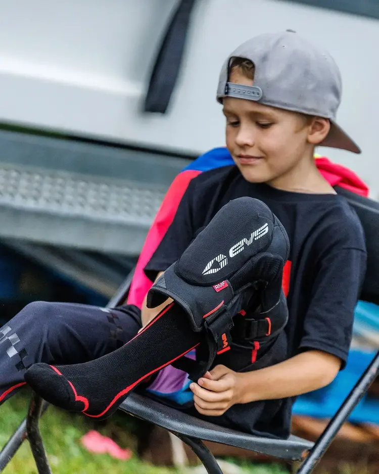 EVS GENESIS YOUTH KNEE BRACE PAIR