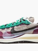 Nike Vaporwaffle sacai "Villain Red"