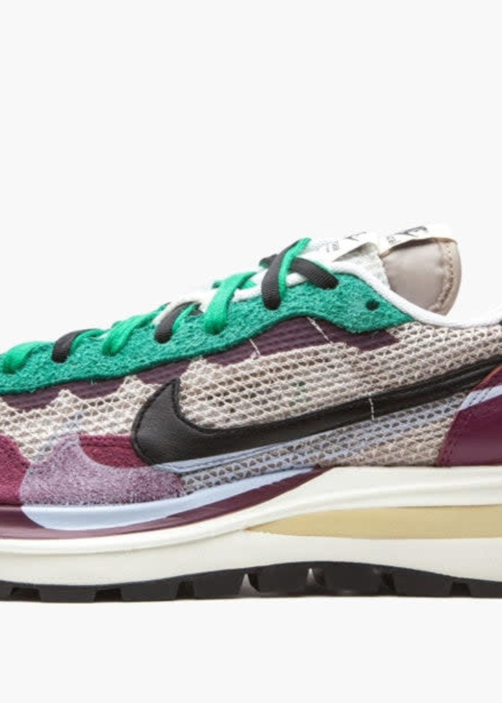 Nike Vaporwaffle sacai "Villain Red"