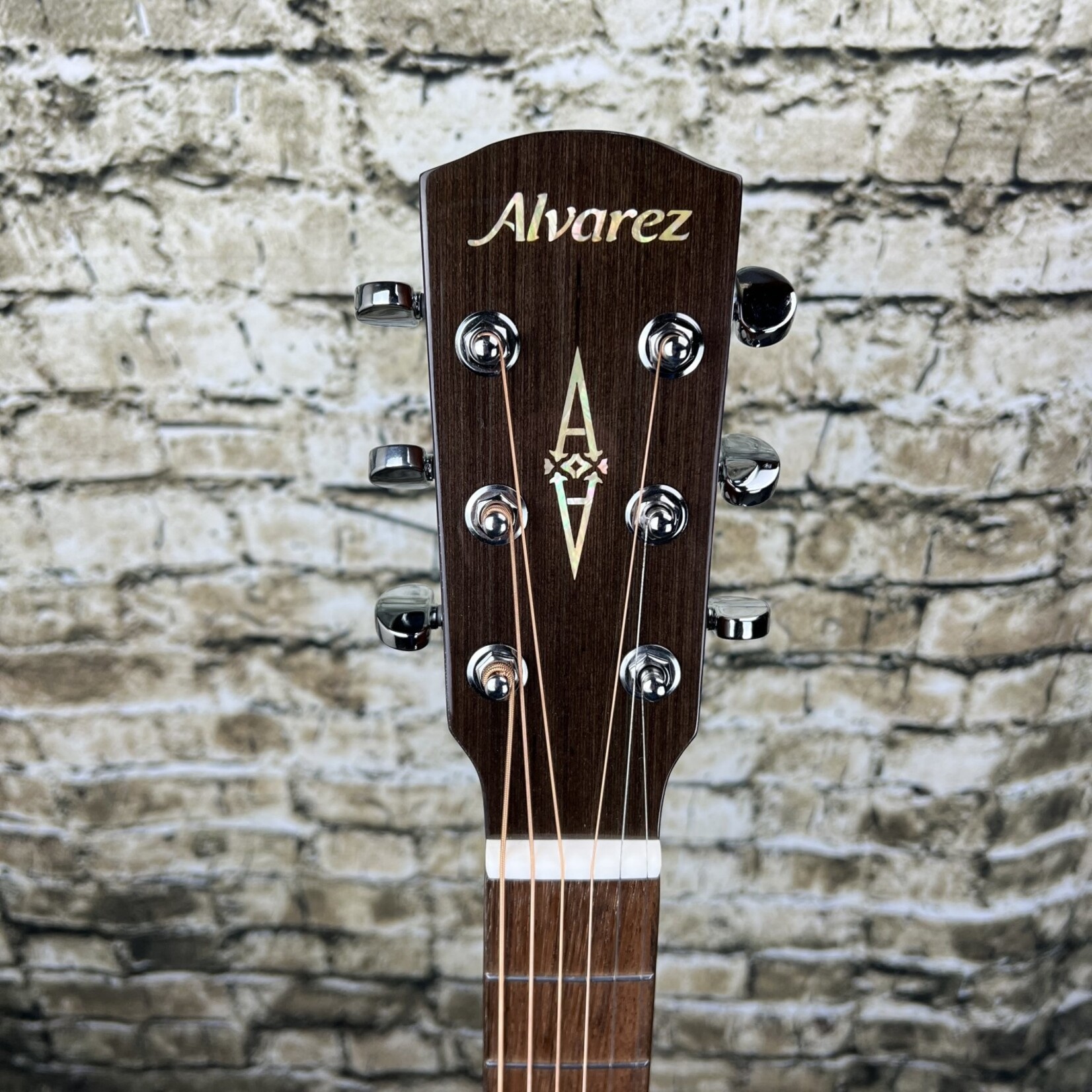 Alvarez ADE90CEAR Artist Elite Dreadnought Acoustic-Electric w/ Bevel Edge Armrest Cutaway EQ & Tuner