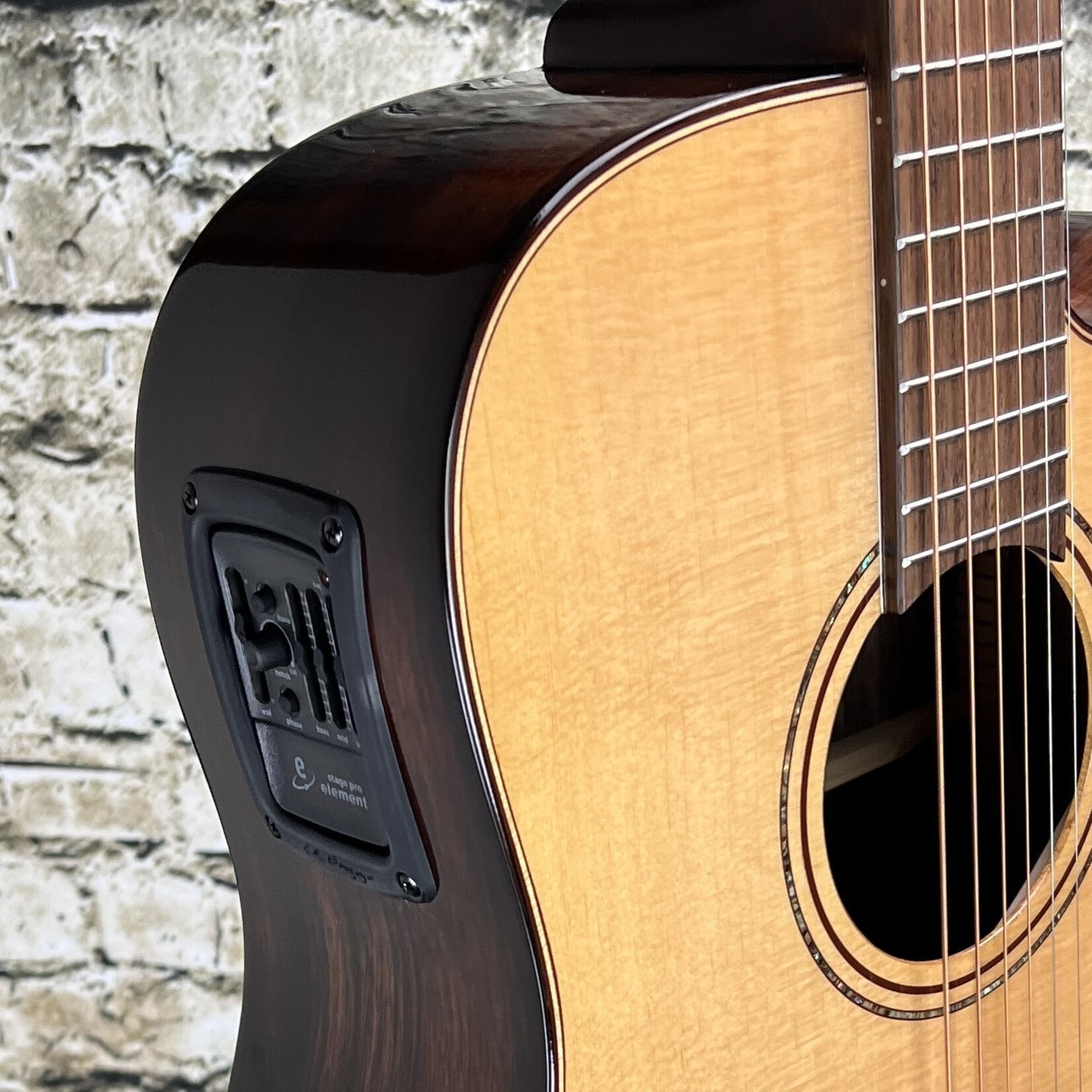 Alvarez ADE90CEAR Artist Elite Dreadnought Acoustic-Electric w/ Bevel Edge Armrest Cutaway EQ & Tuner