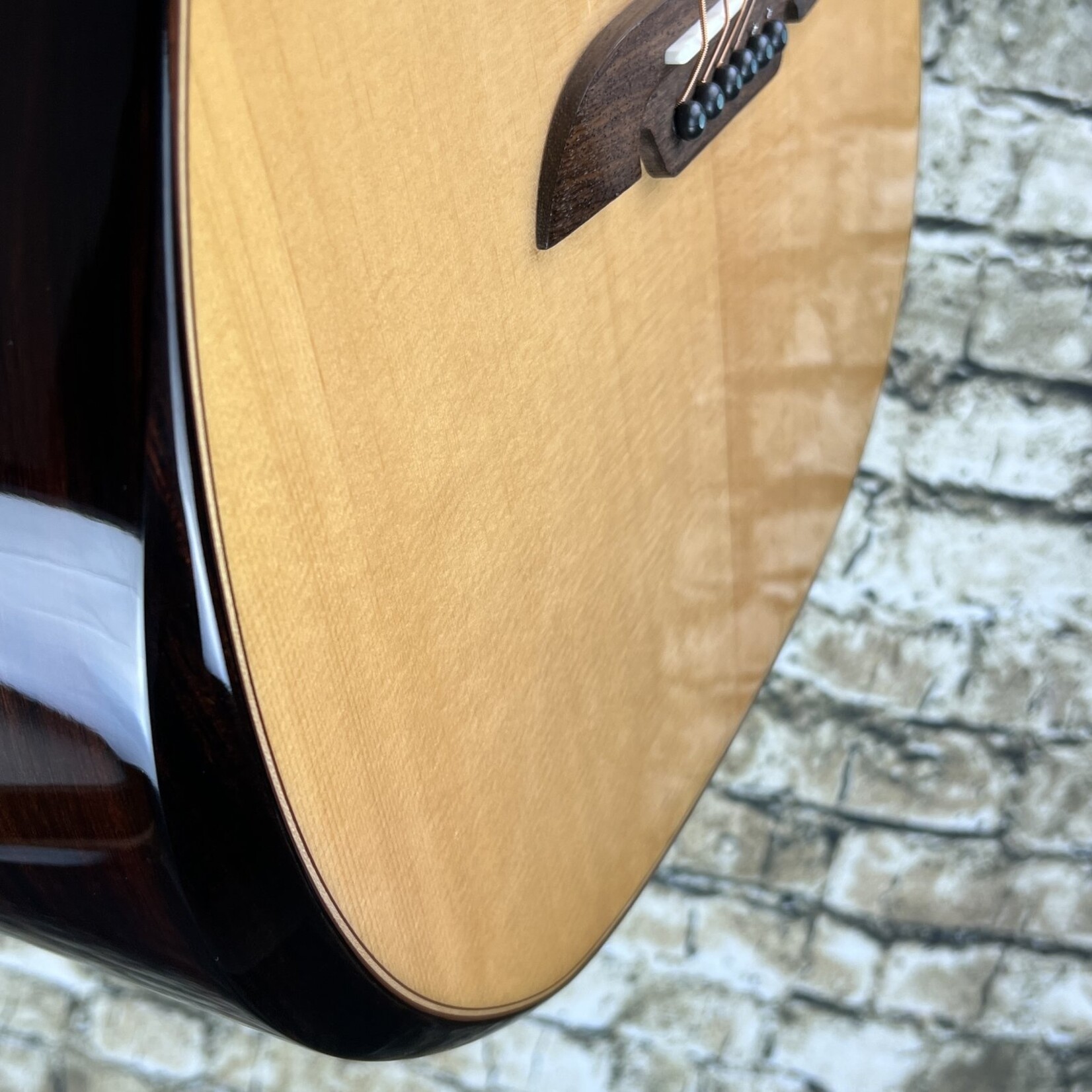 Alvarez ADE90CEAR Artist Elite Dreadnought Acoustic-Electric w/ Bevel Edge Armrest Cutaway EQ & Tuner
