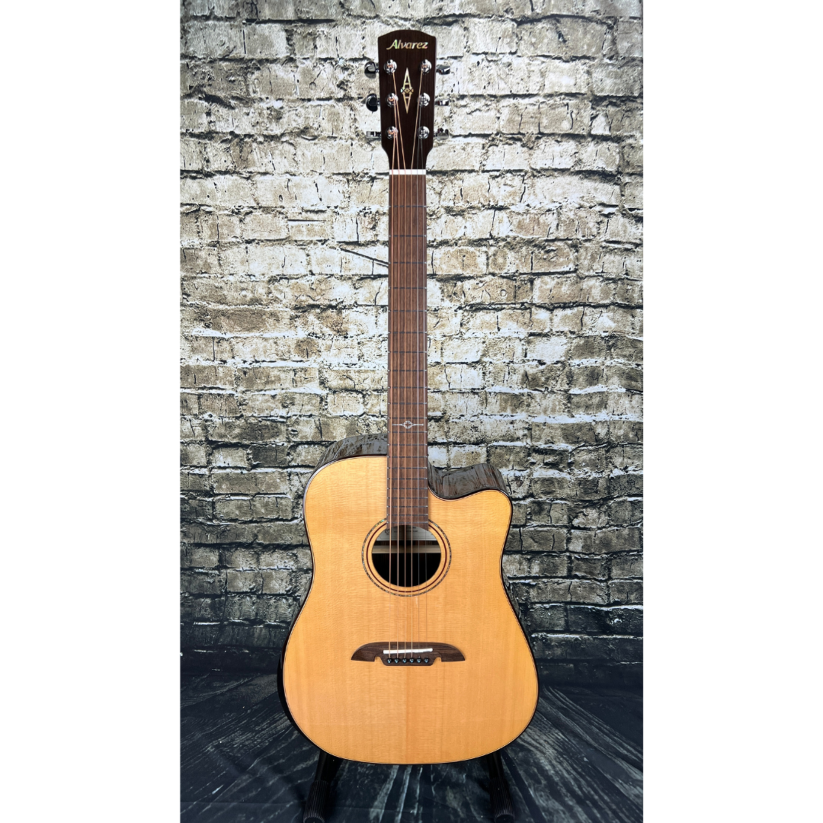 Alvarez ADE90CEAR Artist Elite Dreadnought Acoustic-Electric w/ Bevel Edge Armrest Cutaway EQ & Tuner