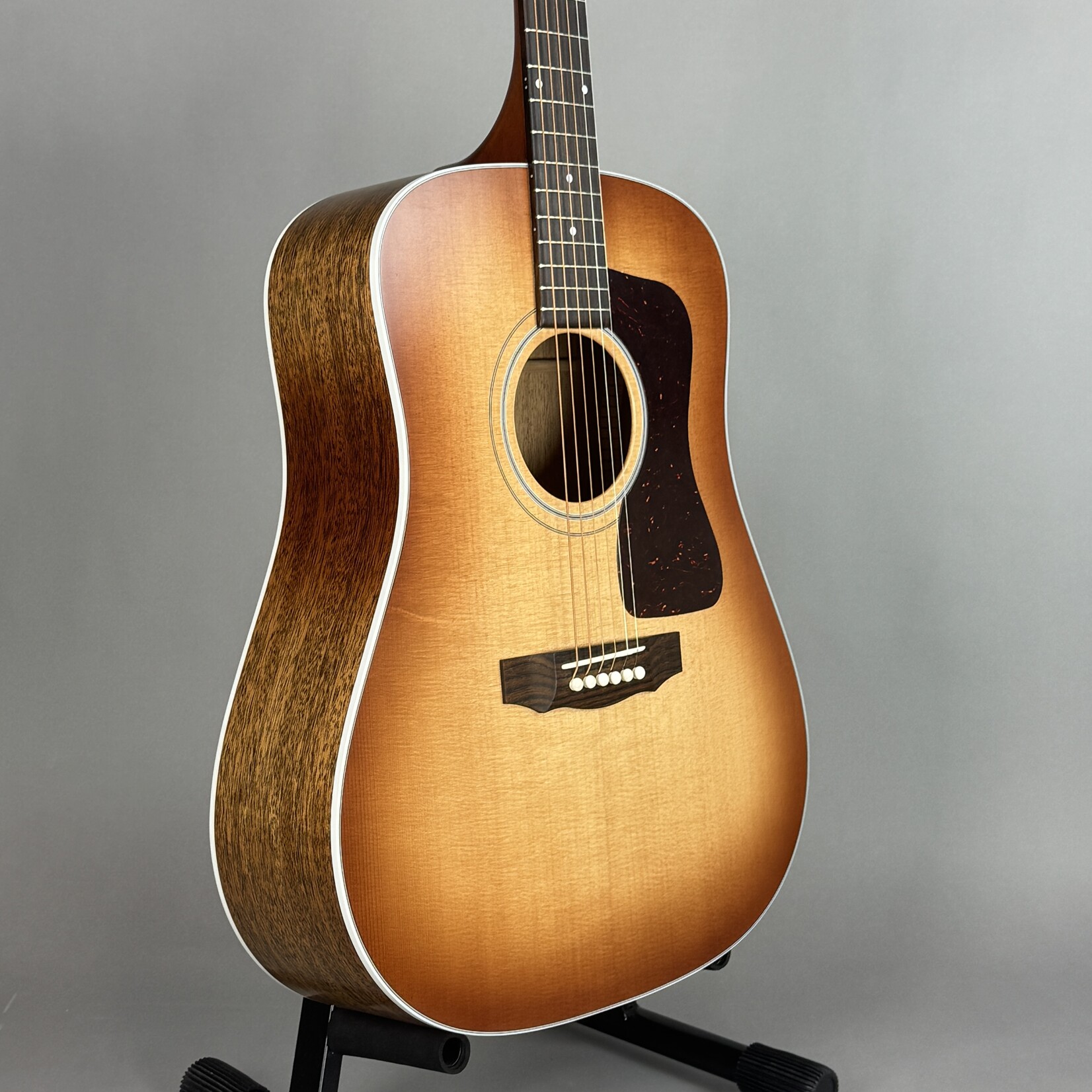 Guild D-40 Standard Dreadnaught Acoustic Guitar W/Case - Pacific Sunset Burst