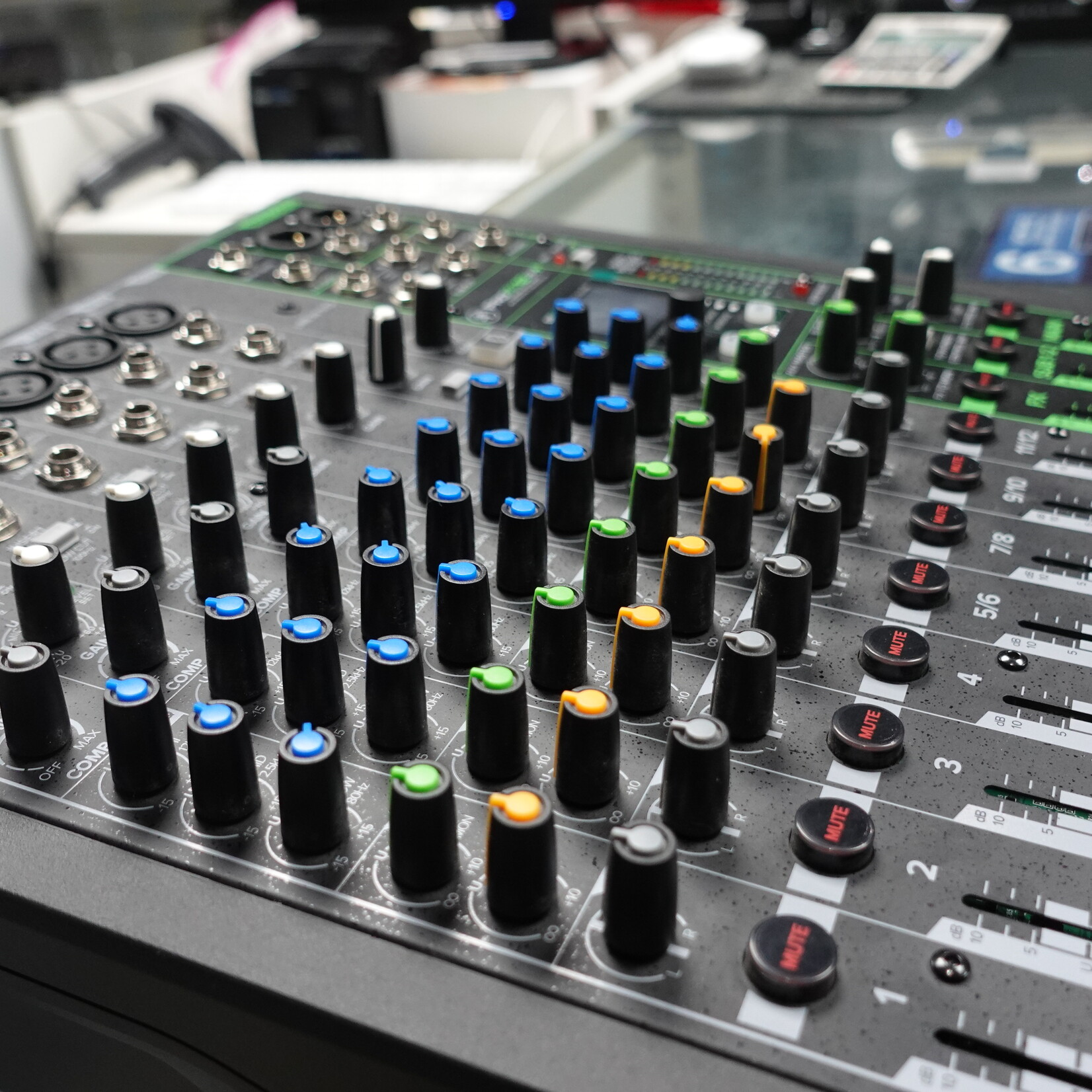 Mackie ProFX12v3+ 12-channel Mixer - (DEMO)