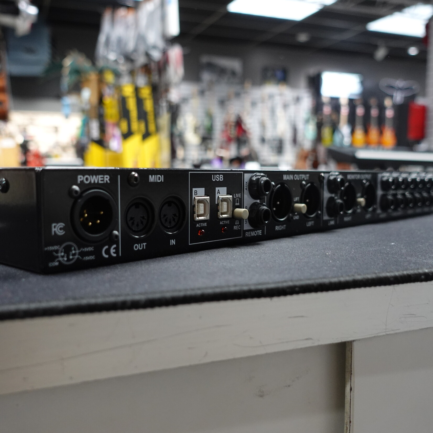 Radial Engineering KL-8 Rackmount Keyboard Mixing Station - (Used)