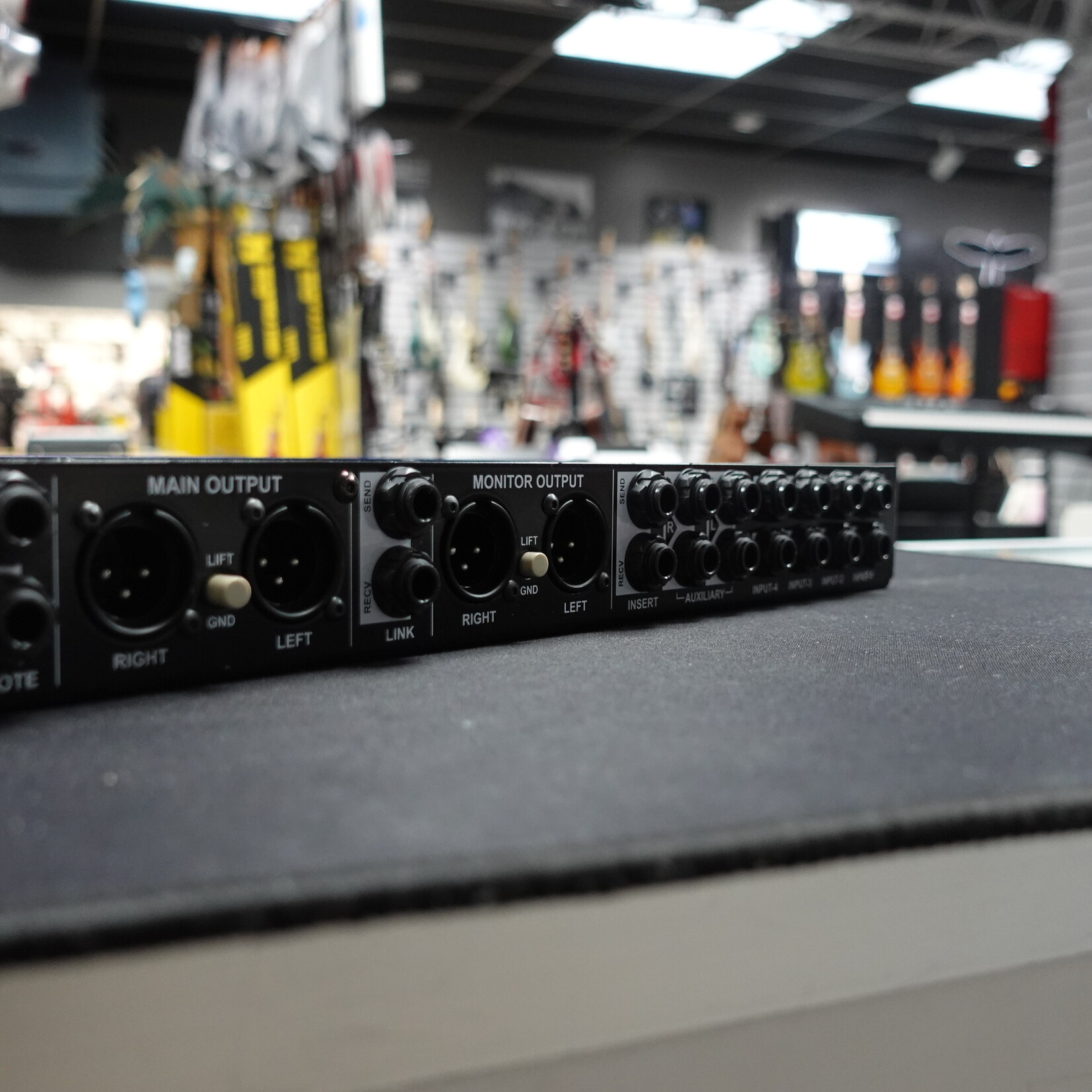 Radial Engineering KL-8 Rackmount Keyboard Mixing Station - (Used)