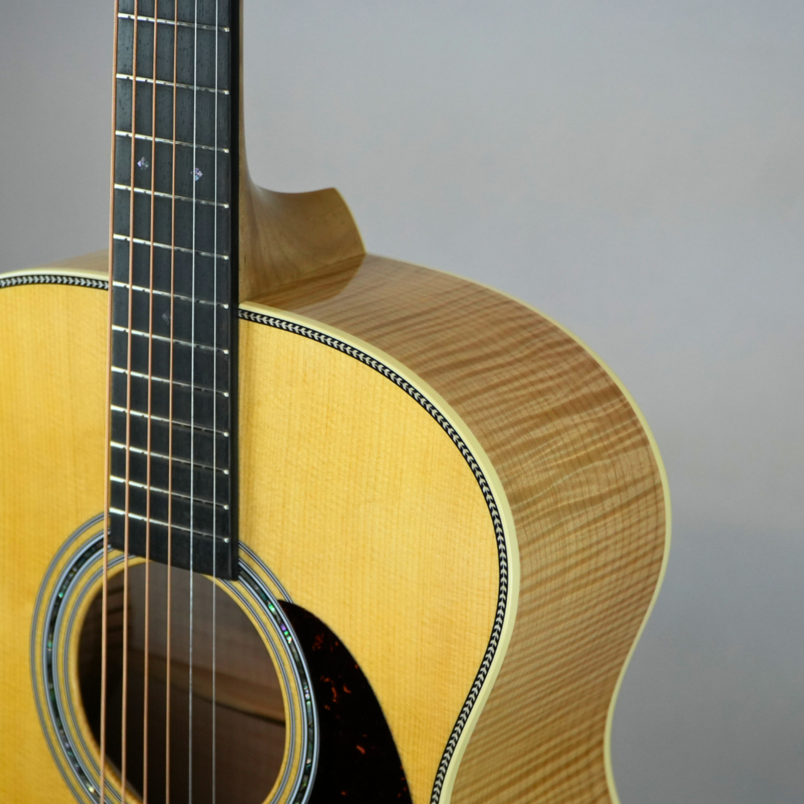 Martin Custom Shop Grand Performance Acoustic Guitar W/Hardshell Case – AAA Pacific Big Leaf Flamed Maple