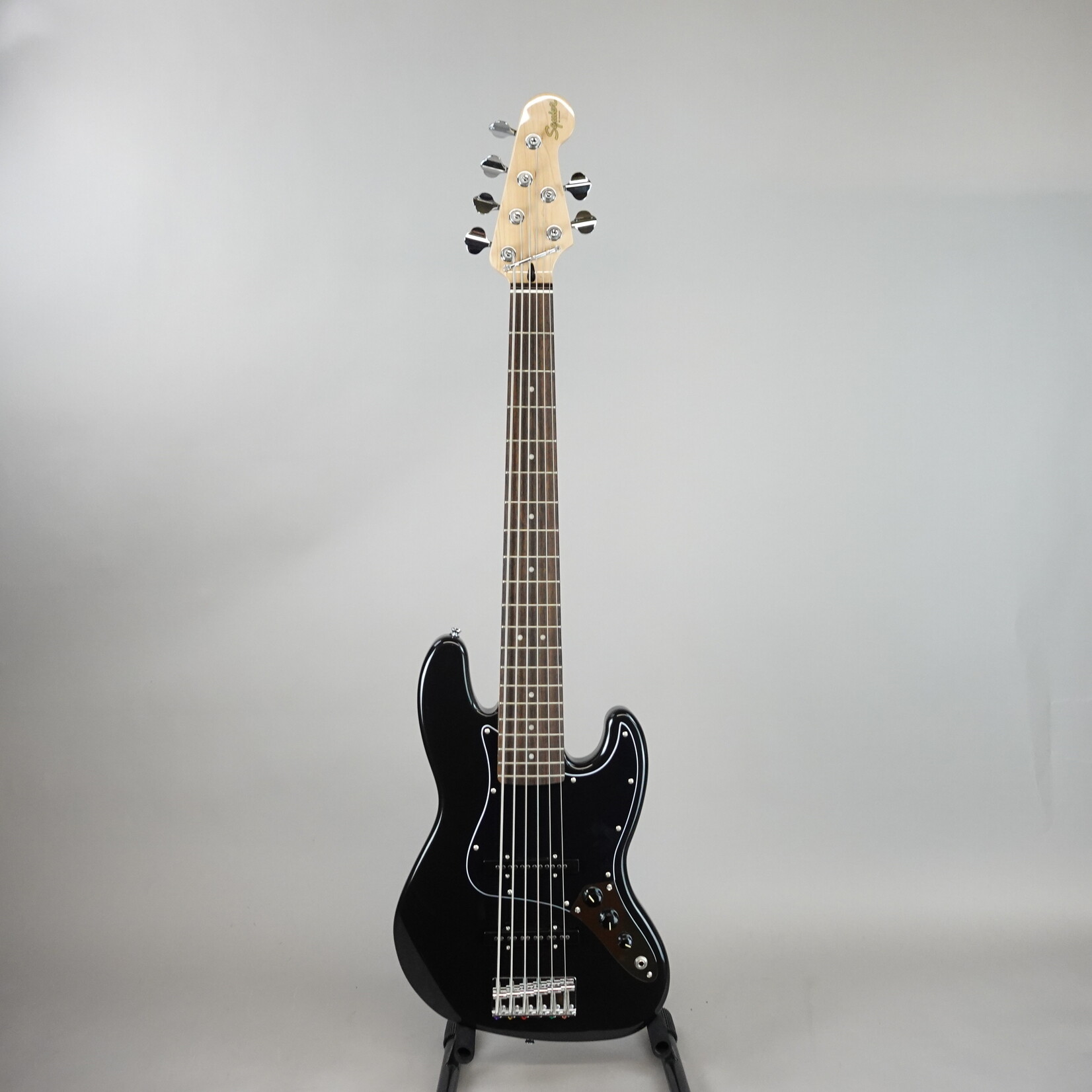 Squier Affinity Series™ Jazz Bass® VI, Laurel Fingerboard, Black Pickguard - Black Metallic (DEMO)