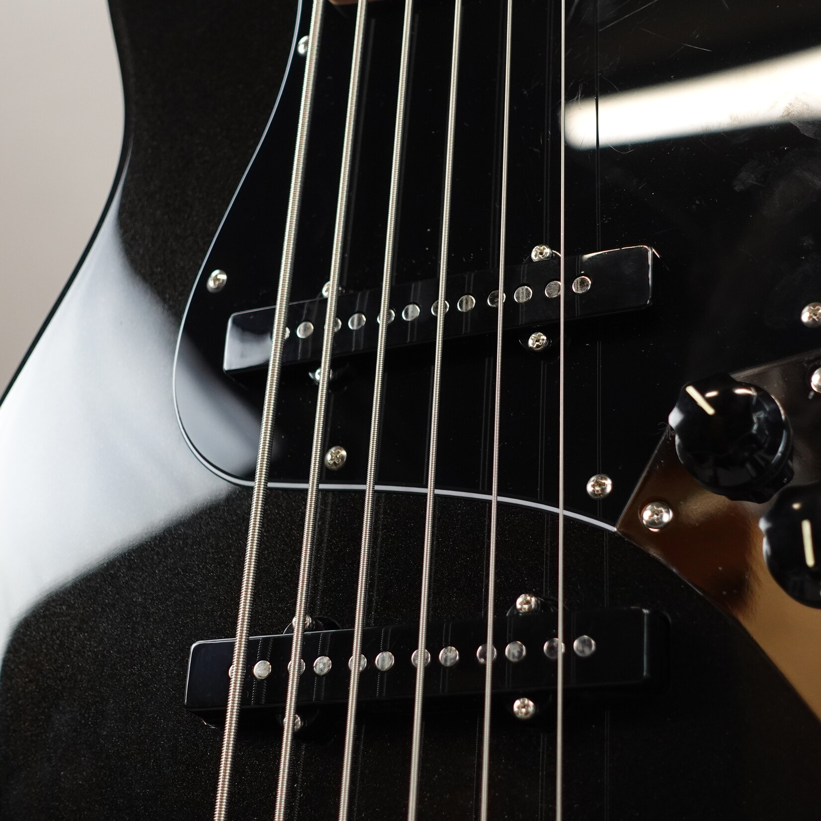 Squier Affinity Series™ Jazz Bass® VI, Laurel Fingerboard, Black Pickguard - Black Metallic (DEMO)
