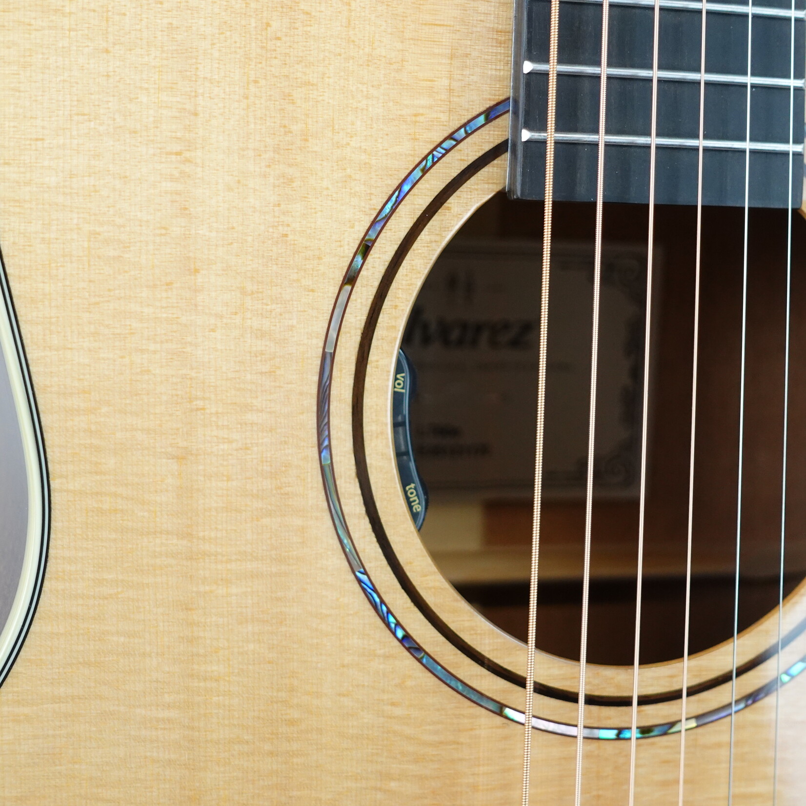 Alvarez LT60e Laureate Series 000-12 Acoustic-Electric Guitar W/Softshell Case - Natural