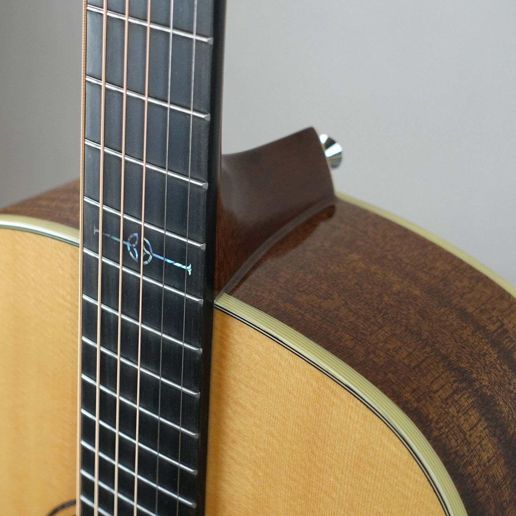 Alvarez LT60e Laureate Series 000-12 Acoustic-Electric Guitar W/Softshell Case - Natural