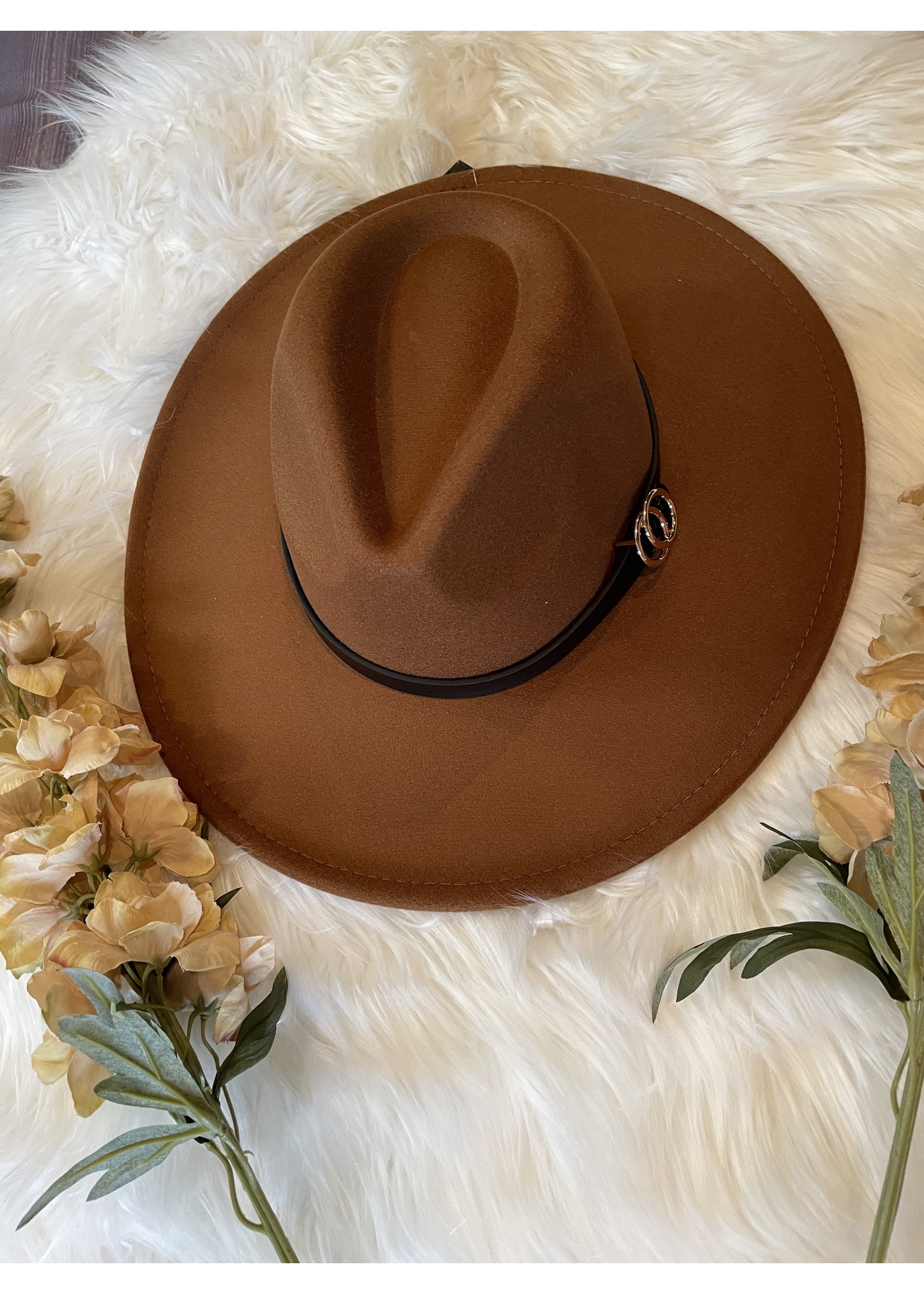 Fedora with double round strap