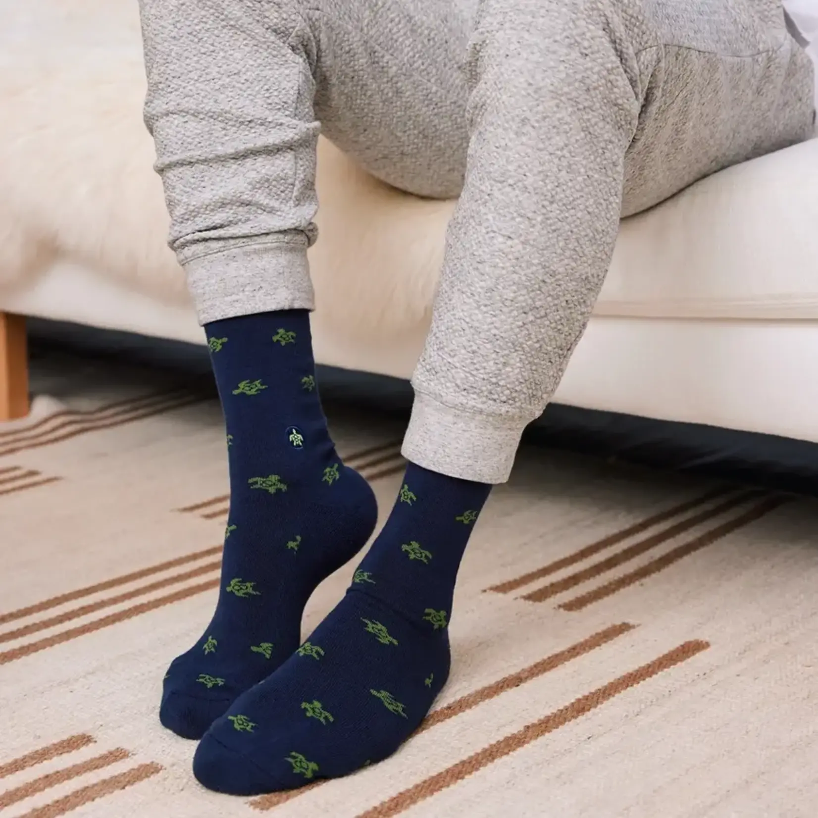 Socks that Protect Turtles (Navy Turtles) | Medium