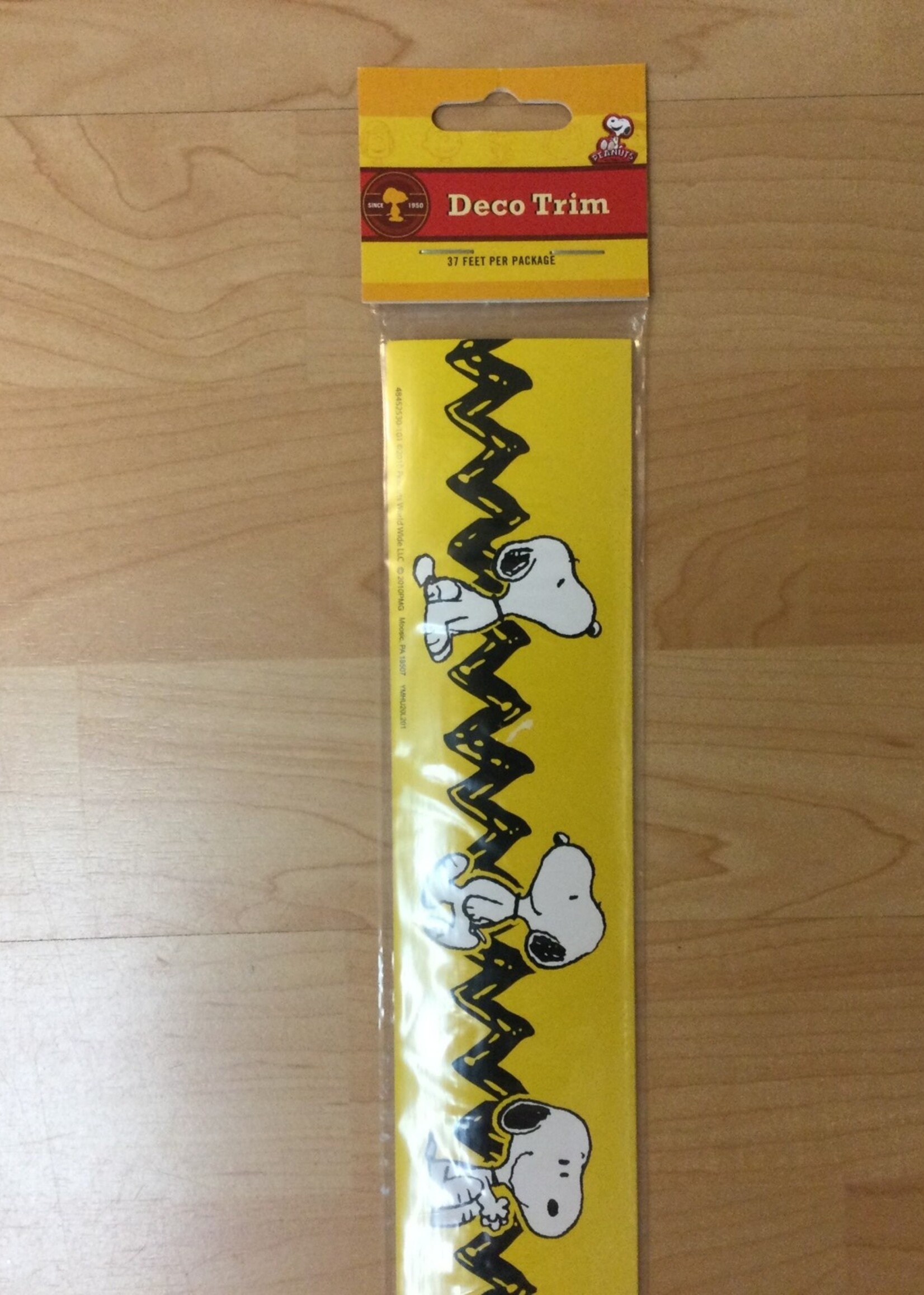 Snoopy on Black Zigzag Border 37'