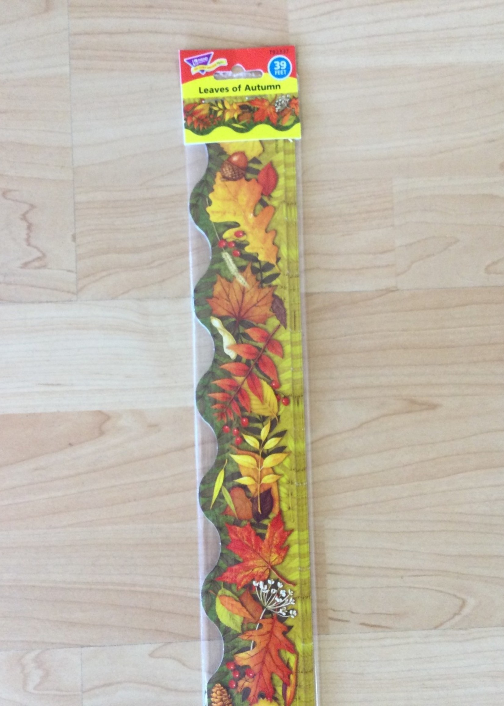 Leaves of Autumn Scalloped Border 39'