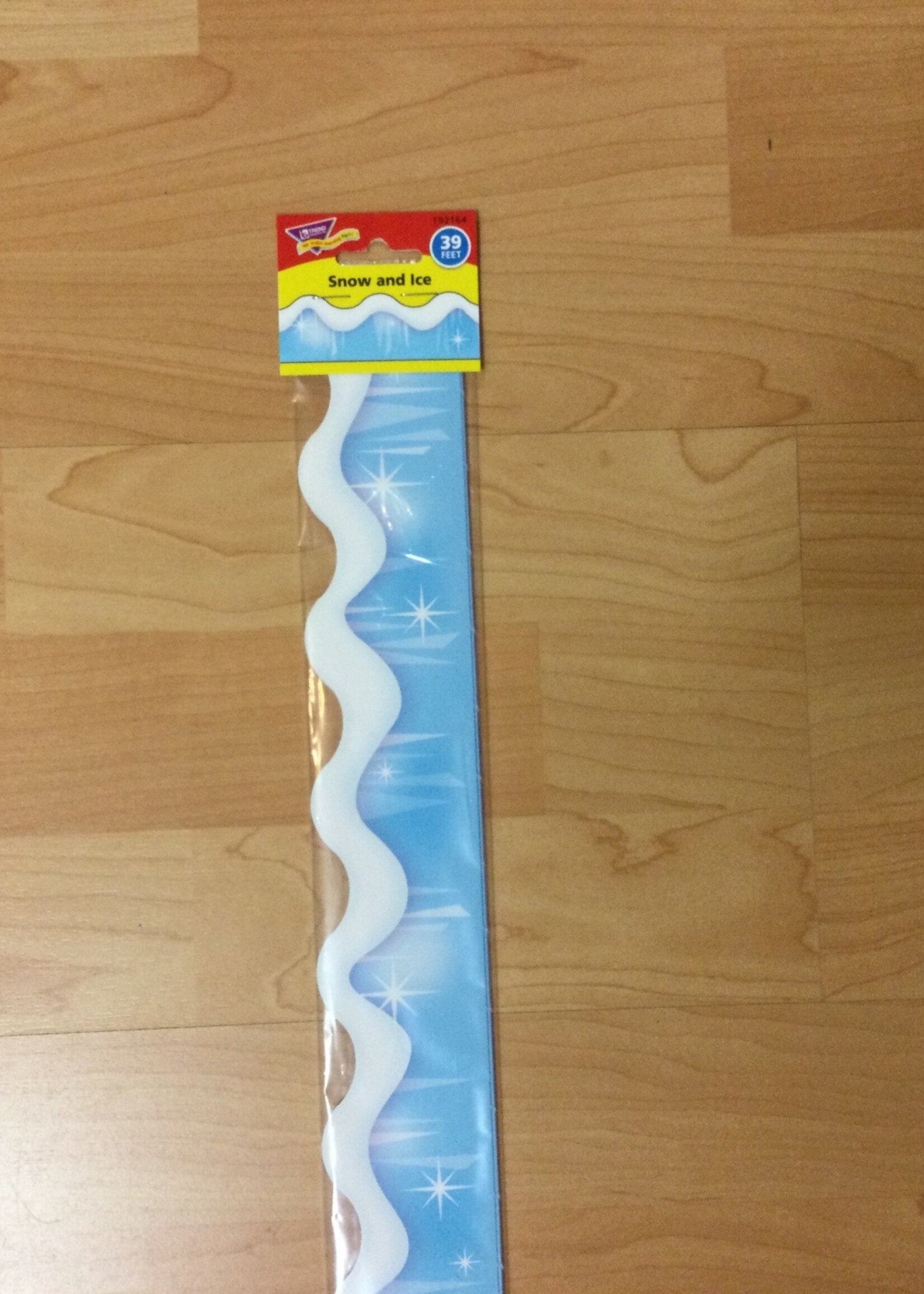 Snow & Ice Scalloped Border 39'