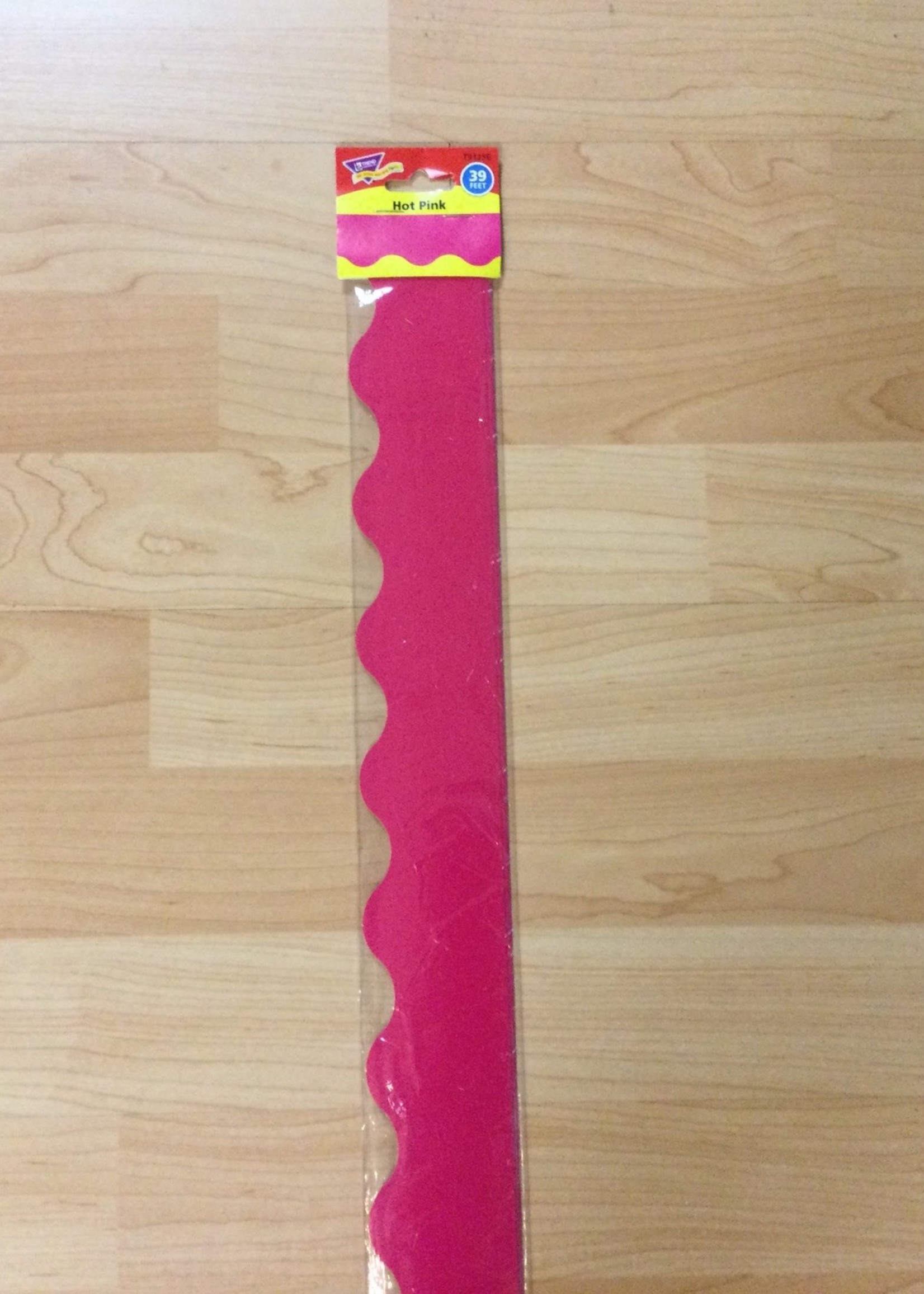 Hot Pink Scalloped Border 39'