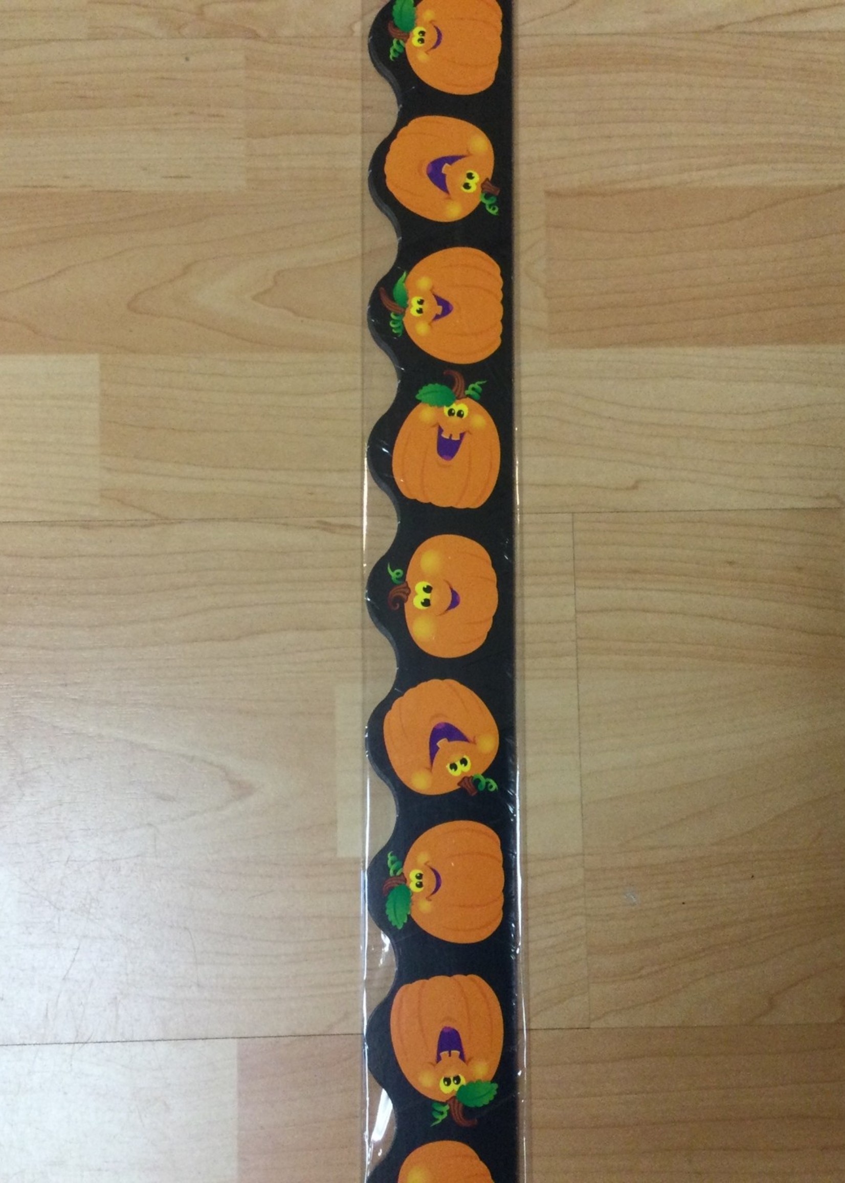 Pumpkins Scalloped Border 39'