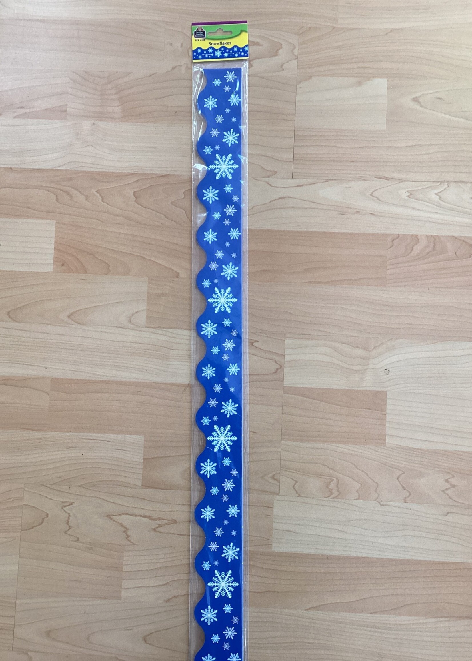 Snowflakes Scalloped Border 35'