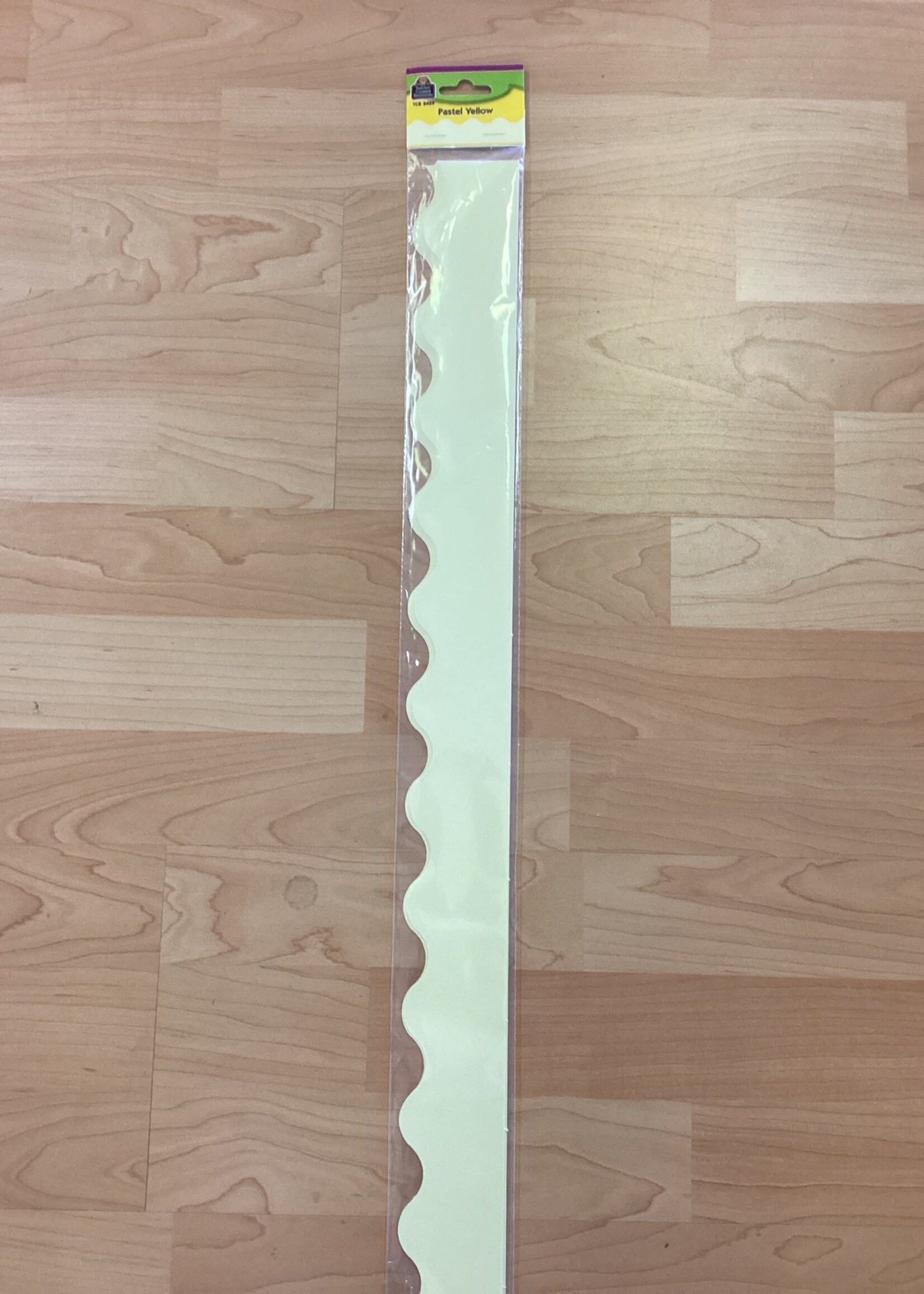 Pastel Yellow Scalloped Border 35'