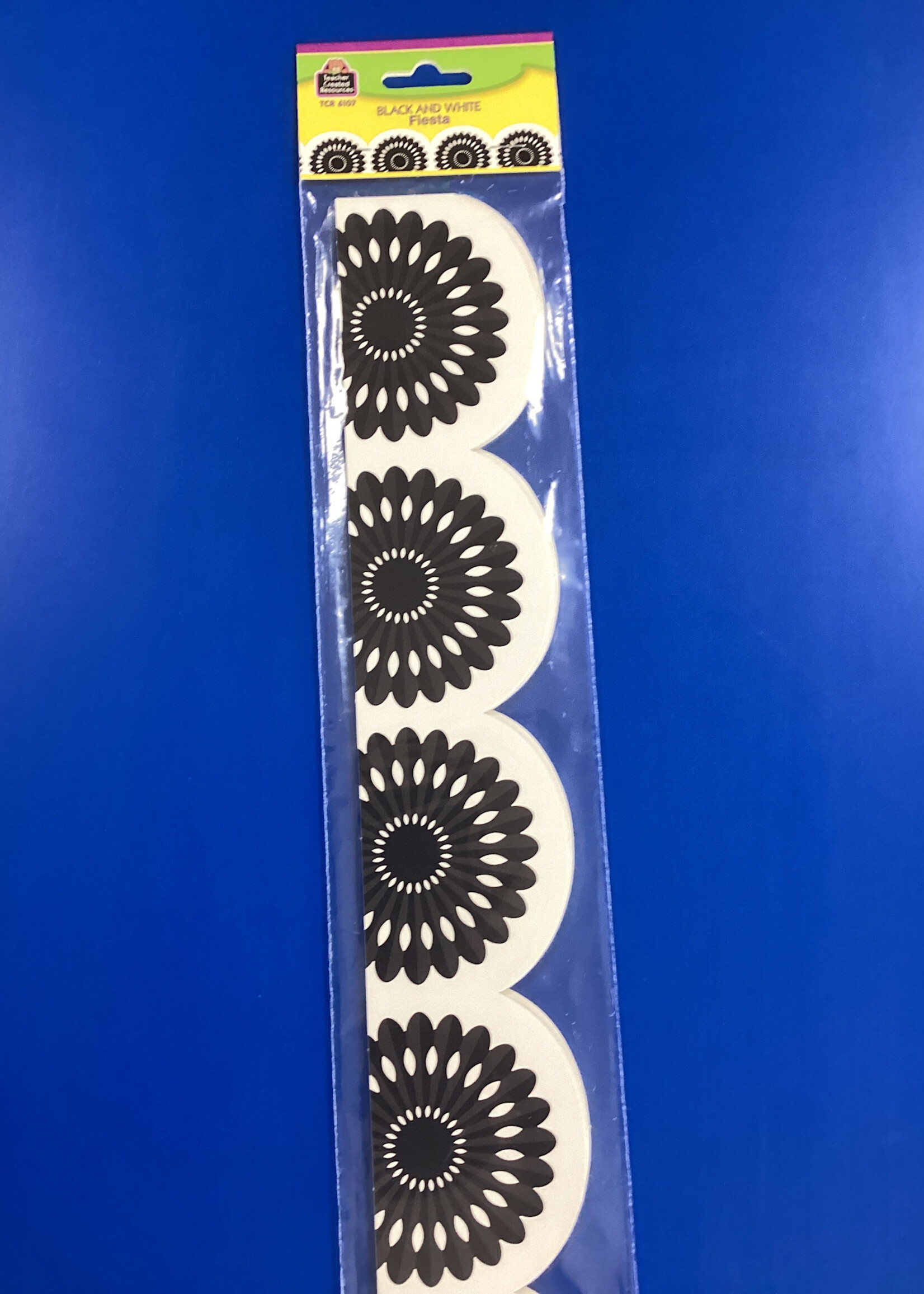 Black & White Fiesta Scalloped Border 35'