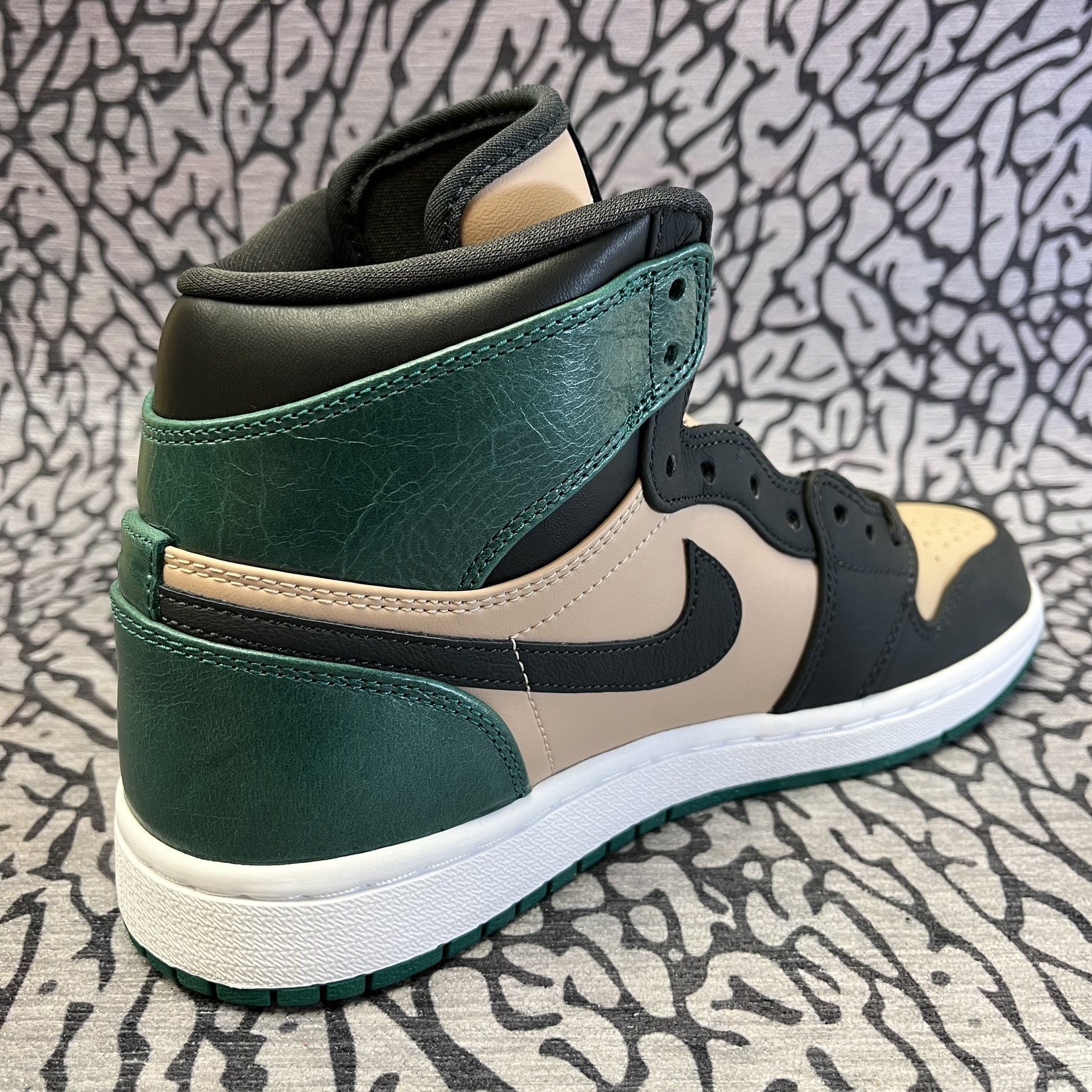 Air Jordan 1 Retro High Wmns Bio Beige 