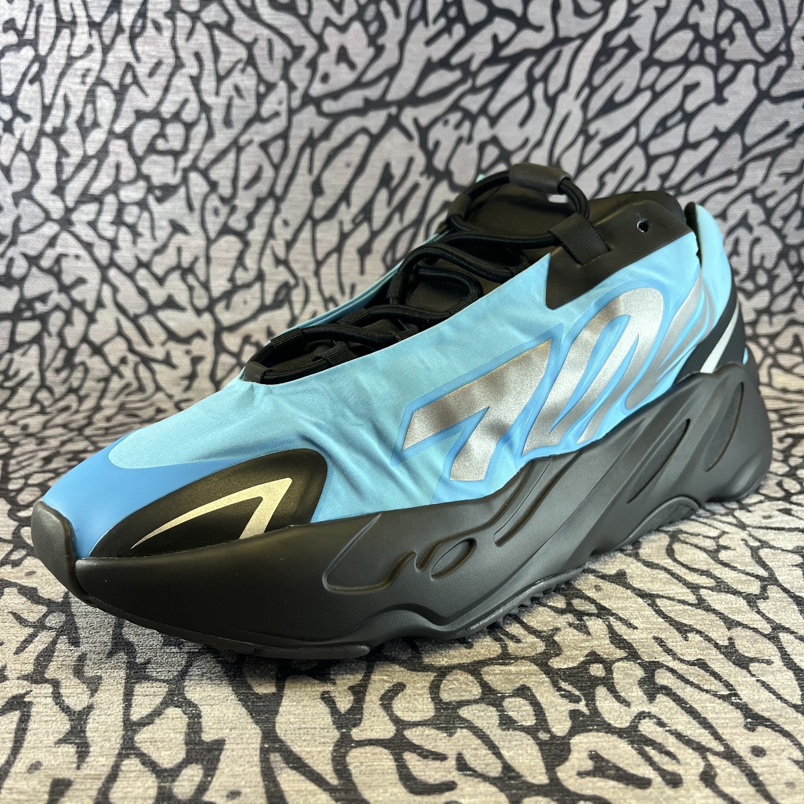 Yeezy Yeezy Boost 700 MNVN Bright Cyan