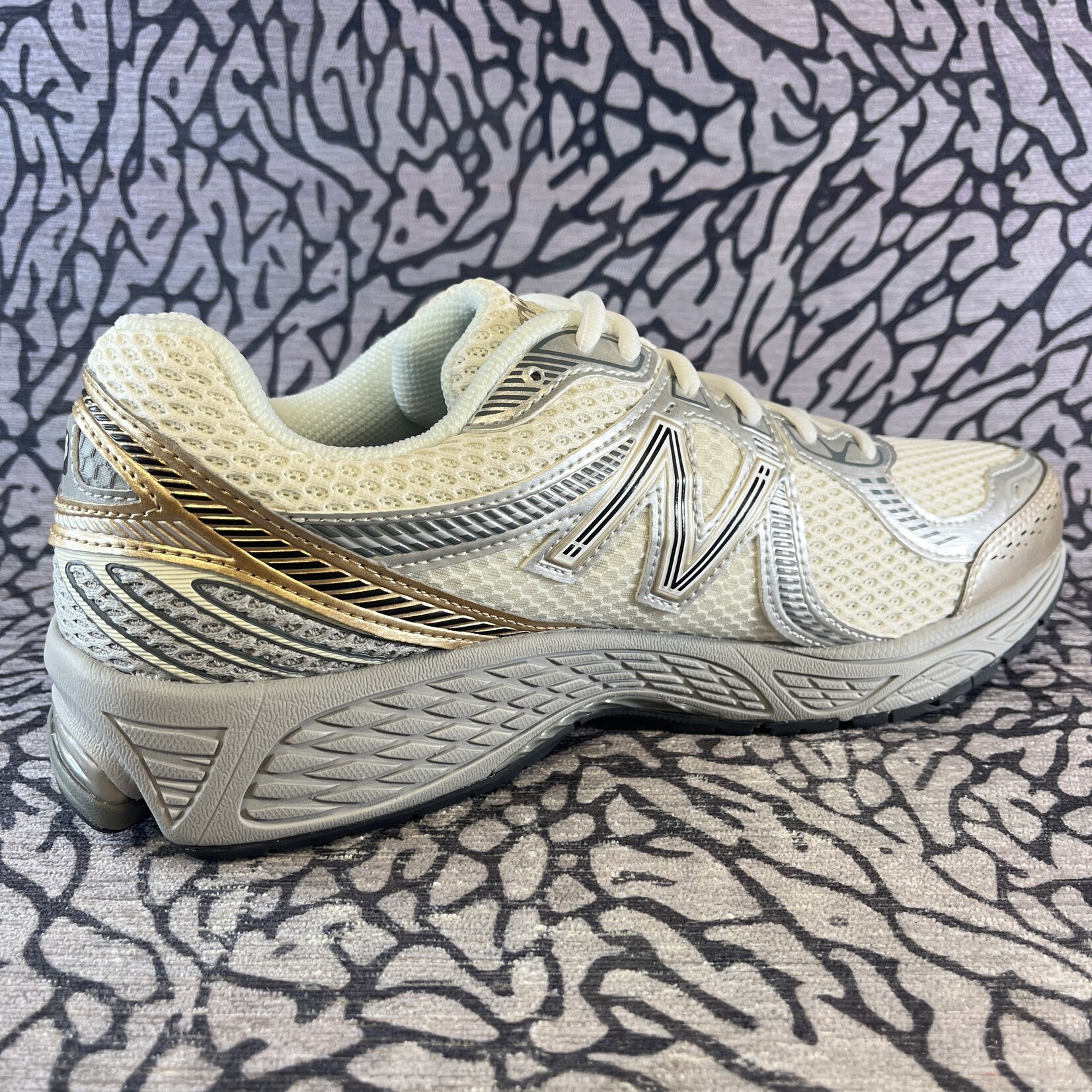 New Balance New Balance 860v2 Sea Salt Gold Metallic