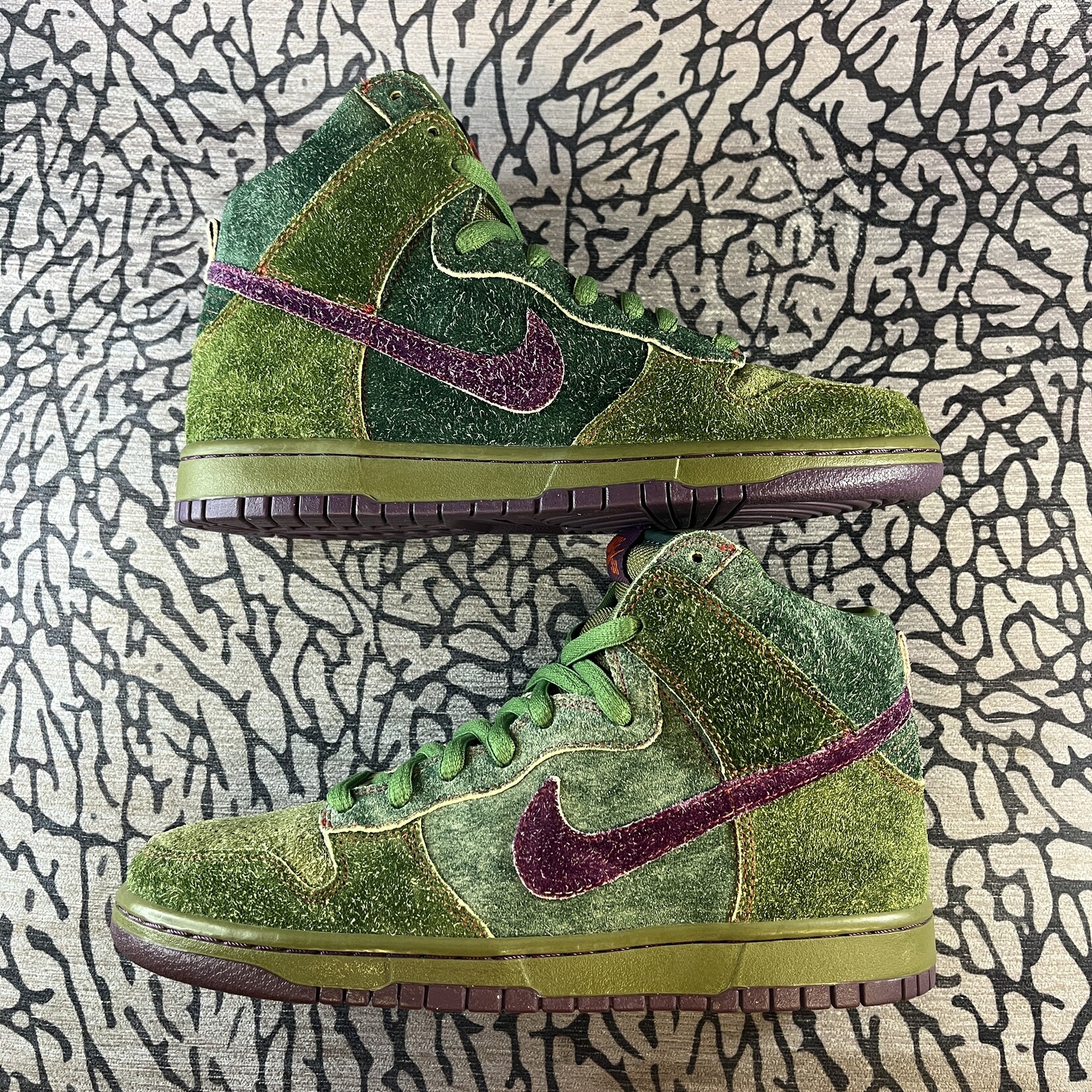 Nike SB Nike SB Dunk High Skunk 420 (2010) (Replacement Box) (Defect)