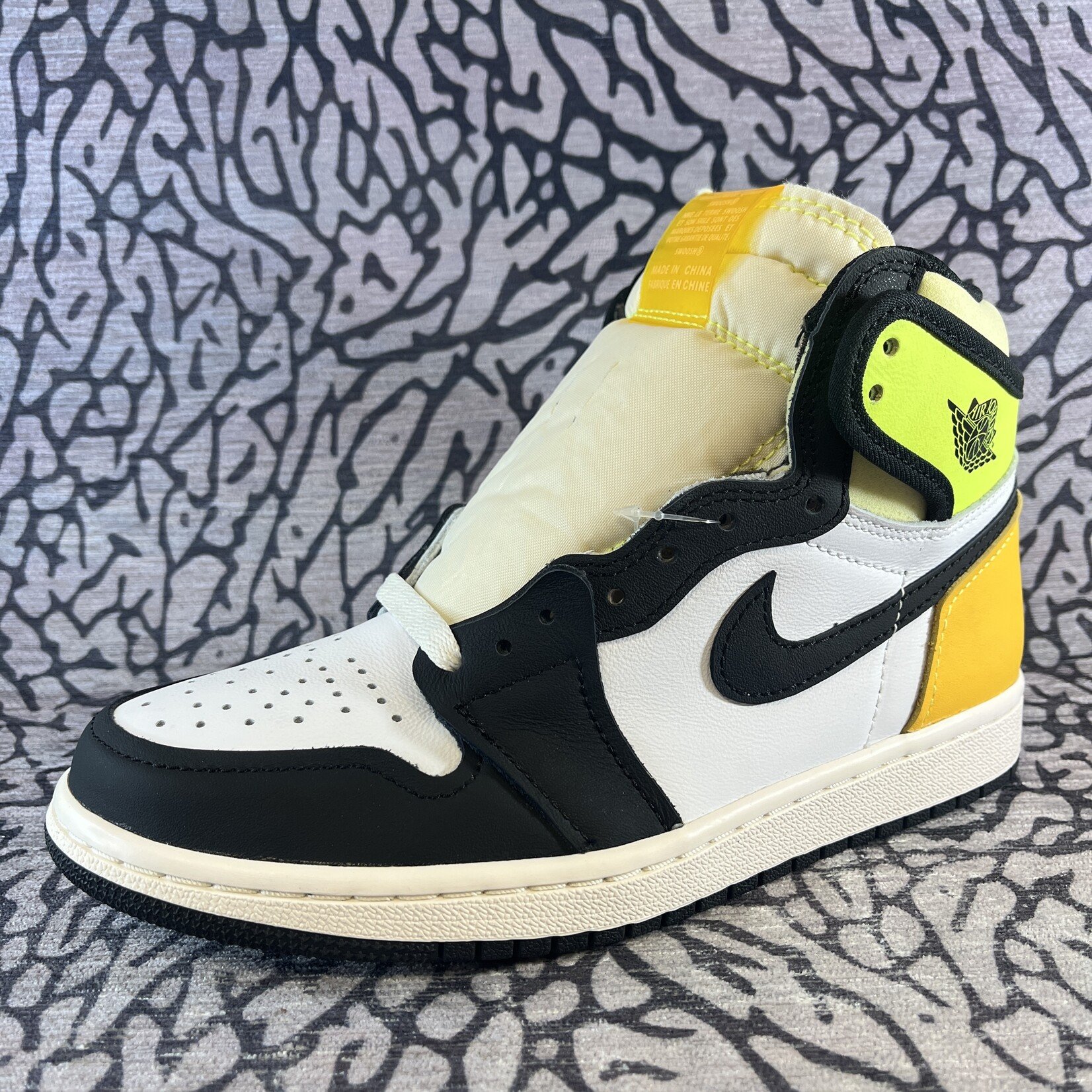 Jordan Air Jordan 1 Retro High White Black Volt University Gold