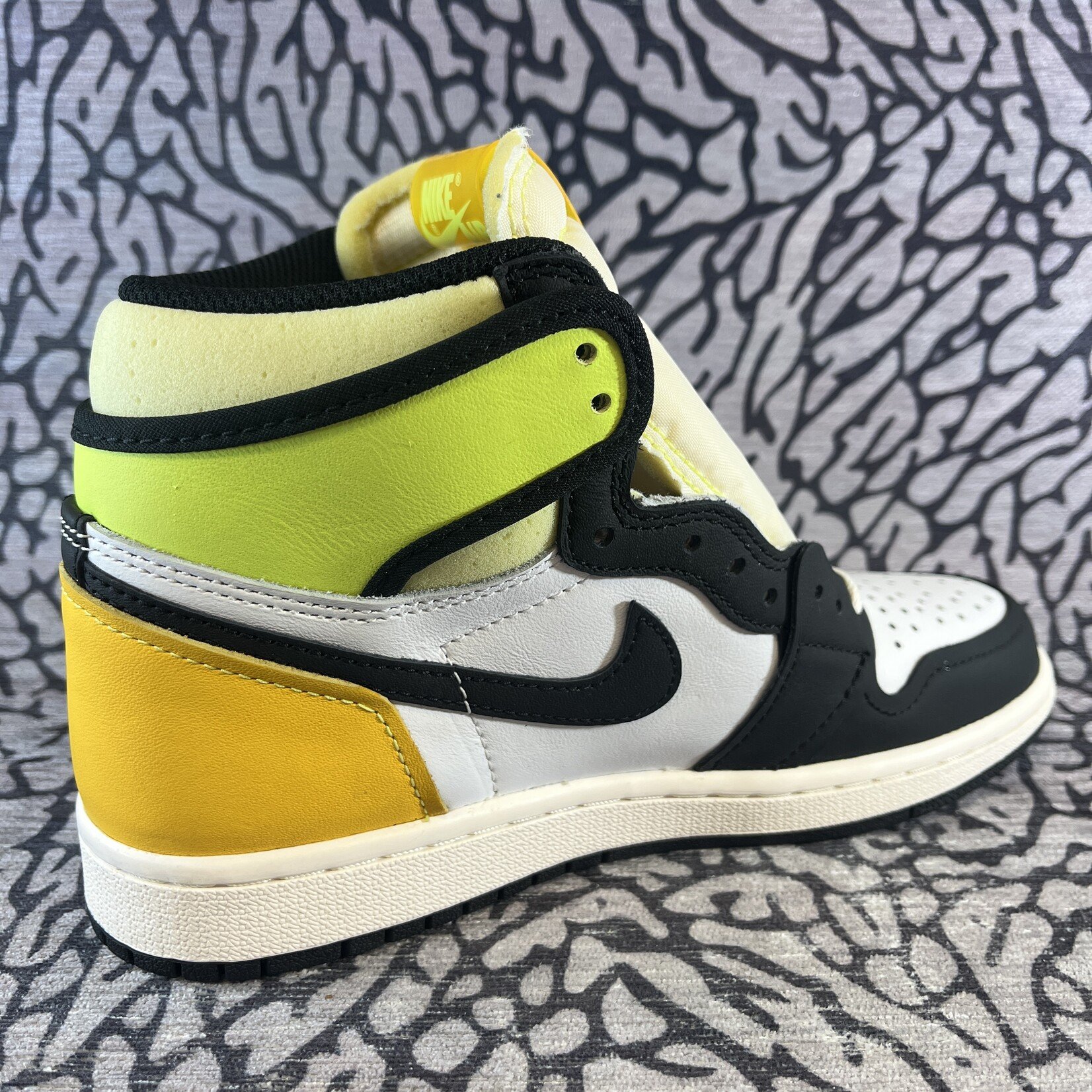 Jordan Air Jordan 1 Retro High White Black Volt University Gold