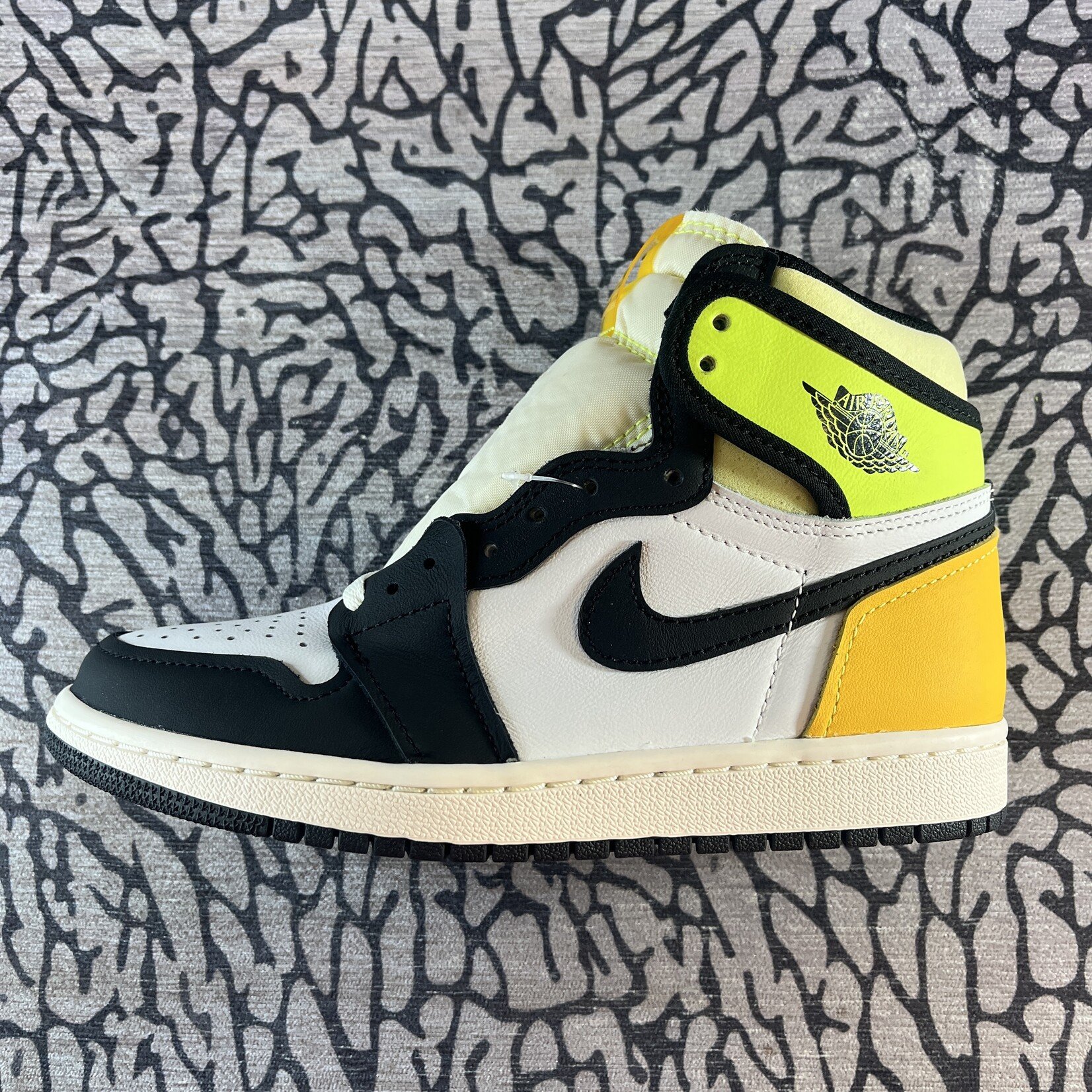 Jordan Air Jordan 1 Retro High White Black Volt University Gold