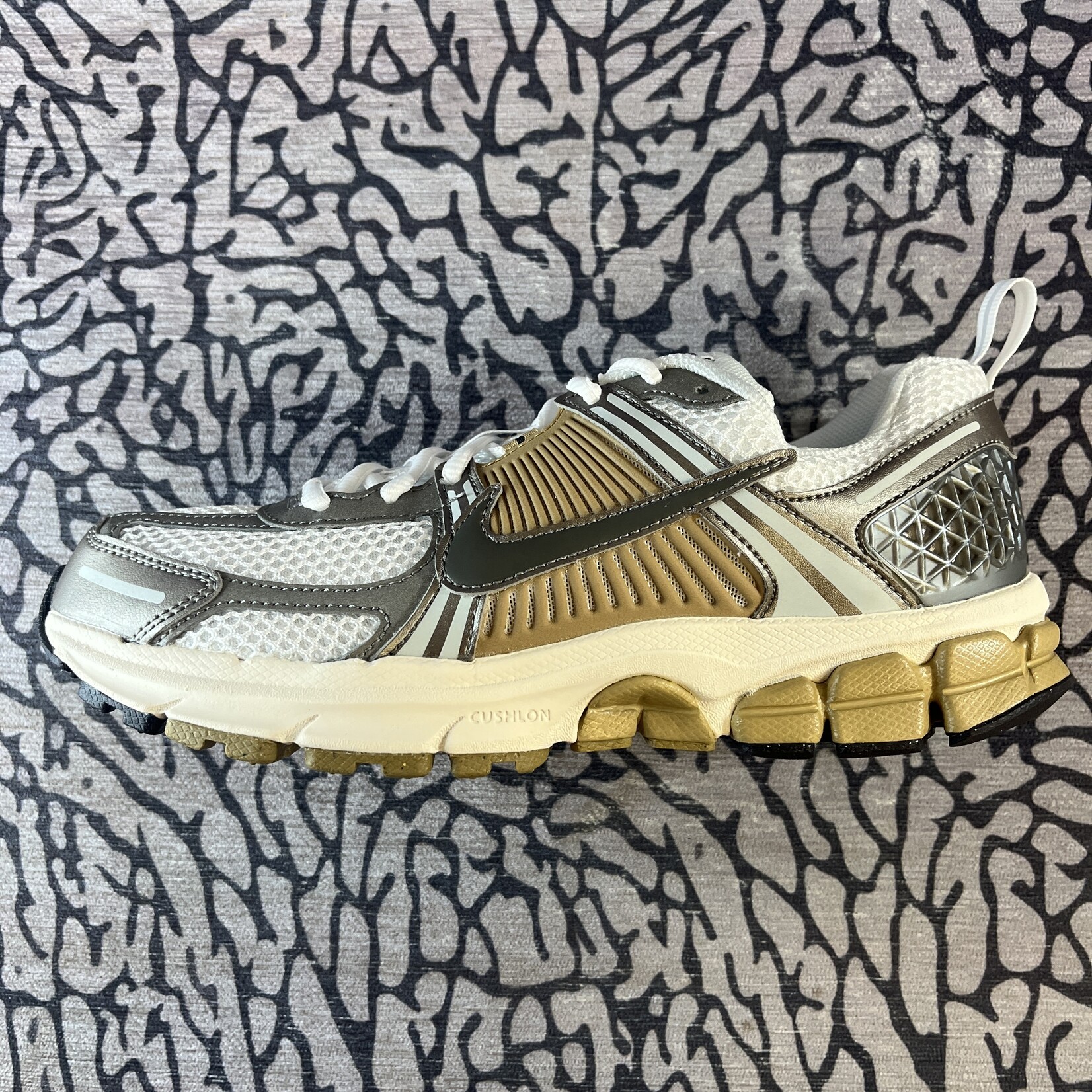 Nike Nike Vomero 5 Metallic Pewter Parachute Beige White Medium Ash (GS)