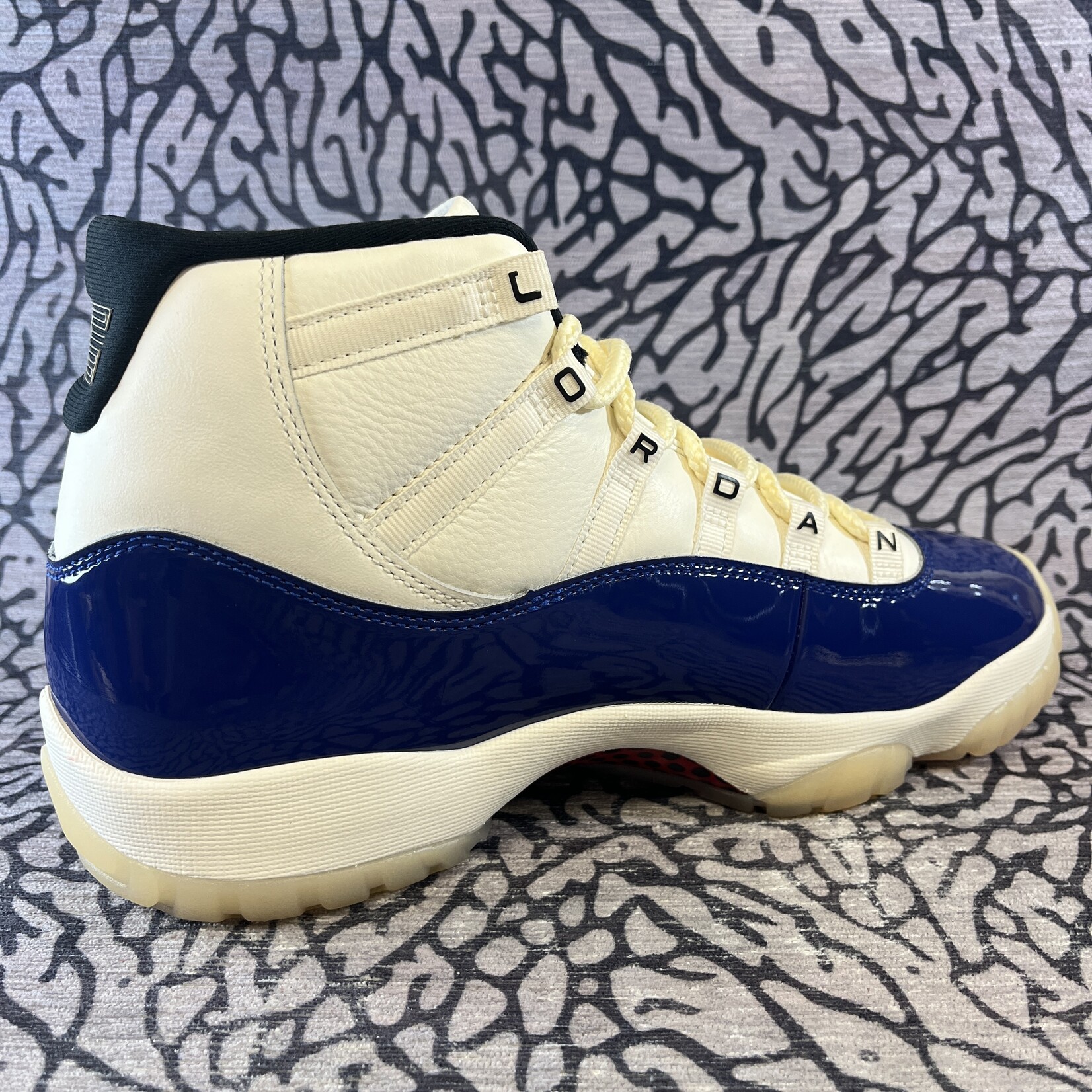 Jordan Pre-owned Air Jordan 11 Retro Rare Air (Damaged Box)