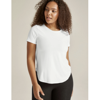 BEYOND YOGA featherweight on the down low tee cloud