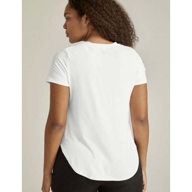 BEYOND YOGA featherweight on the down low tee cloud