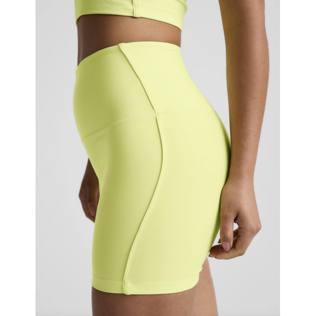 BEYOND YOGA spacedye streamline 5 short electric lime