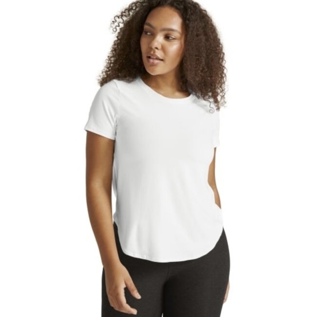 BEYOND YOGA featherweight on the down low tee cloud