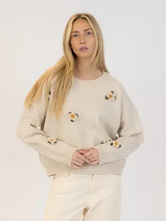 Lyla + Luxe Crewneck pullover w/ flowers